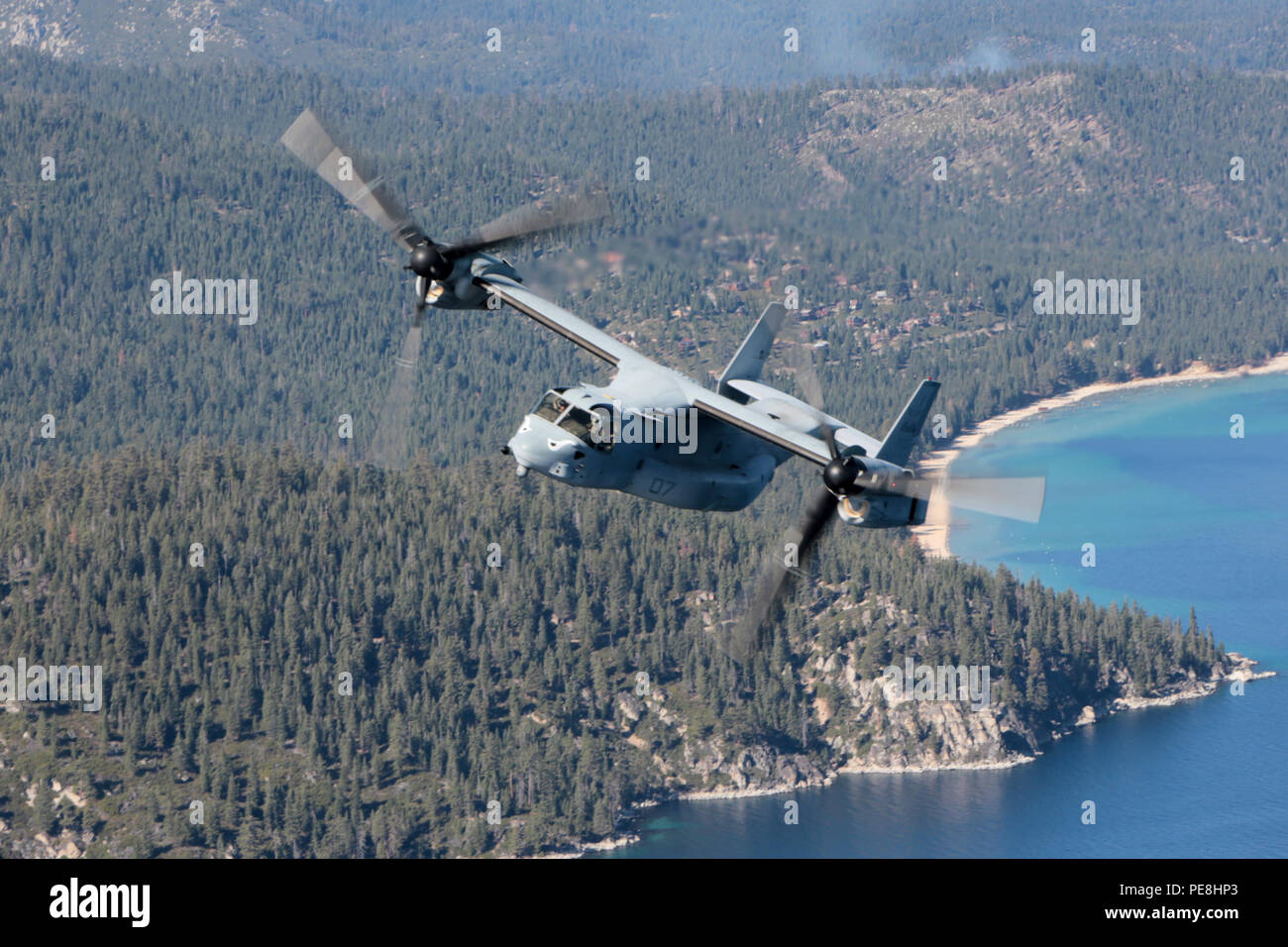 Ein U.S. Marine Corps MV-22 B Osprey Flugzeuge aus Marine Medium Tiltrotor Squadron (VMM) 163, Marine Flugzeuge Gruppe 16, 3d Marine Flugzeugflügel (3d-MAW), fliegt über Lake Tahoe während Berg Übung (MTNEX) 6-15 in South Lake Tahoe, Calif., Okt. 29, 2015. VMM-163 nahmen an MTNEX 6-15 expeditionary Kenntnisse des Geschwaders in einem dynamischen höhenlage, kaltem Wetter Ausbildung Umwelt zu entwickeln. (U.S. Marine Corps Foto von Cpl. Allison J. Herman, COMCAM/Freigegeben) Stockfoto