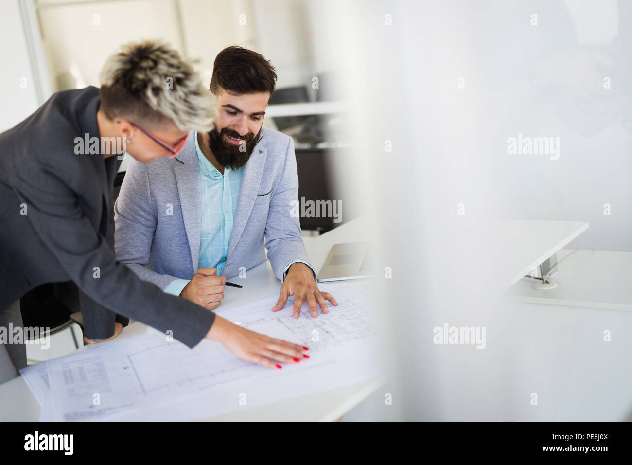 Porträt des Architekten Diskussion im Amt Stockfoto