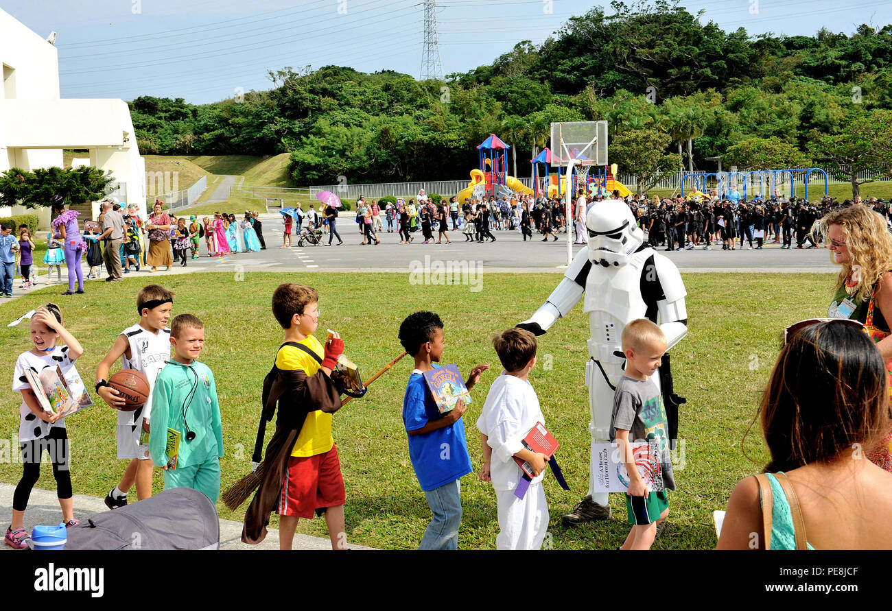 Rund 500 Kinder aus Stearley Höhen Grundschule gehen als Favoriten storybook Zeichen in einer Schule parade Oktober 30, 2015, bei Kadena Air Base, Japan. Kinder vom Kindergarten bis zur 5. Klasse nahm an der Veranstaltung teil die Vorteile des Lesens und Schreibens zu feiern. (U.S. Air Force Foto von Naoto Anazawa) Stockfoto