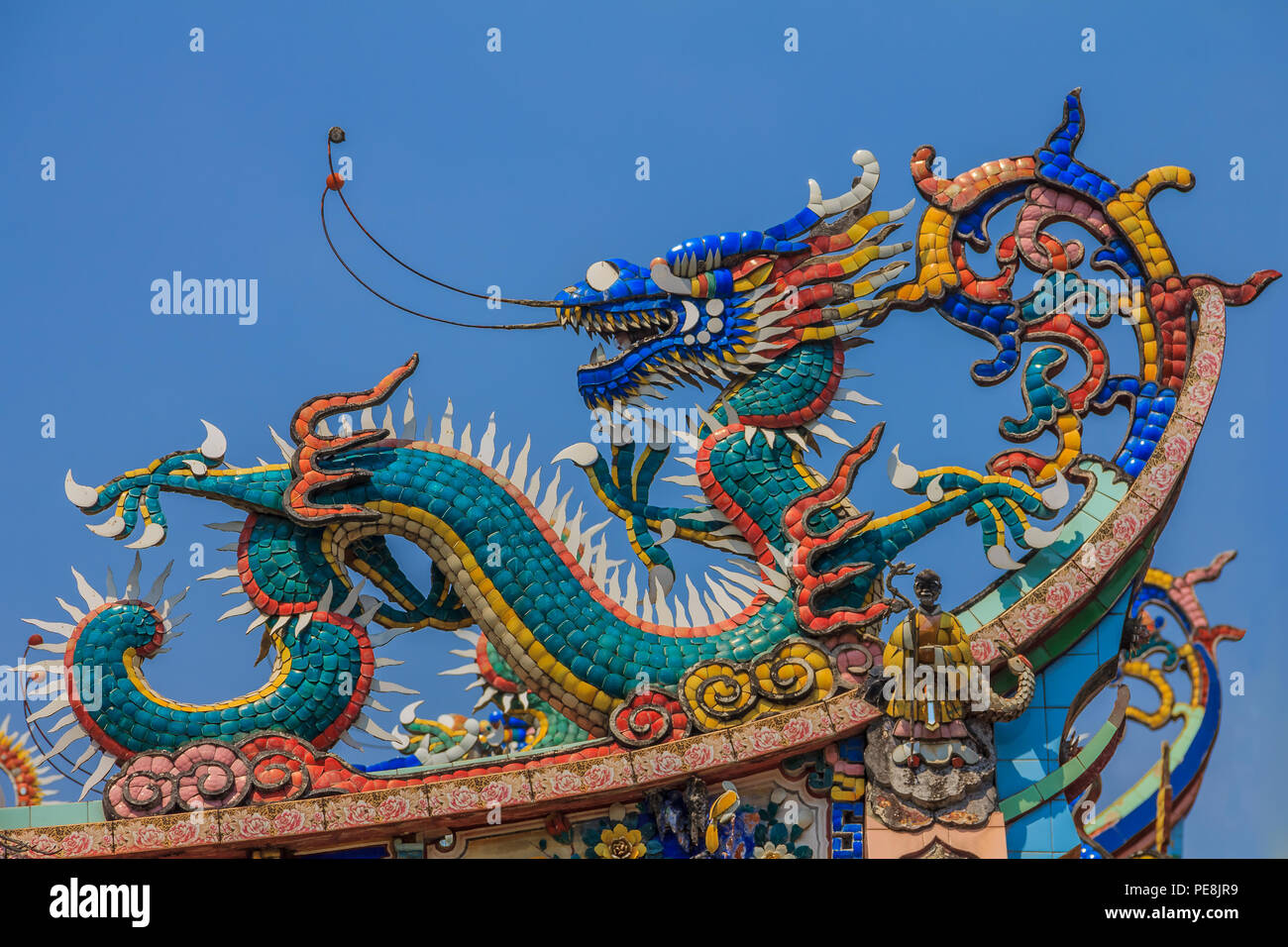 Bunte Drachen auf einen chinesischen Tempel in Penang, Malaysia. Rechts ein Paar. Stockfoto