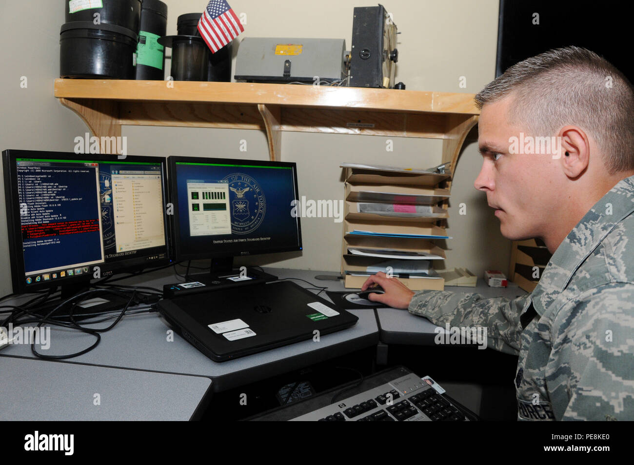 Senior Airman Tyler Preis, Information Technology Specialist und cyber Systeme Betreiber, bei Ebbe Air National Guard Base, Fort Smith, Arche, behebt ein Laptop 26. Oktober 2015. Preis war der Flieger des Quartals Award 30.09.2002 ausgezeichnet. (U.S. Air National Guard Foto von älteren Flieger Cody Martin/Freigegeben) Stockfoto