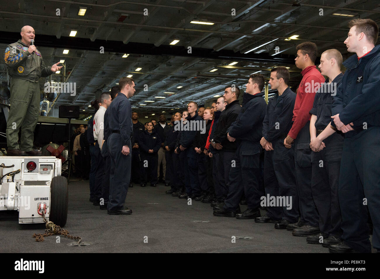 151029-N-YD 641-072 GEWÄSSER ÖSTLICH DER KOREANISCHEN HALBINSEL (Okt. 2010) 29, 2015) Kapitän Christopher Schraube, Links, kommandierender Offizier der US-Marine vorwärts - bereitgestellt Flugzeugträger USS Ronald Reagan (CVN 76), Adressen der Crew während alles - Hände Anruf in den Hangar Bay. Ronald Reagan und seine eingeschifft Air Wing, Carrier Air Wing (Cvw) 5, eine Bekämpfung bereit, Kraft, schützt und verteidigt die kollektive maritime Interessen der USA und ihrer Verbündeten und Partnern in der Indo-Asia-Pazifik-Region. (U.S. Marine Foto von Mass Communication Specialist Seaman Matthew Riggs / freigegeben) Stockfoto