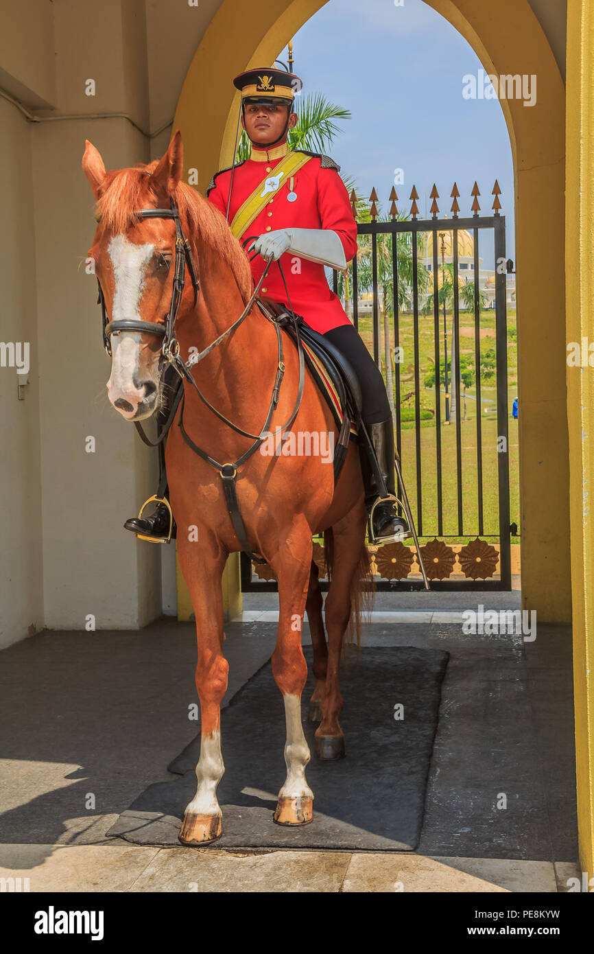 Kuala Lumpur, Malaysia - 16. August 2013: Königliche Garde in Uniform Neue im Königlichen Palast, Istana Negara (National Palace) Stockfoto