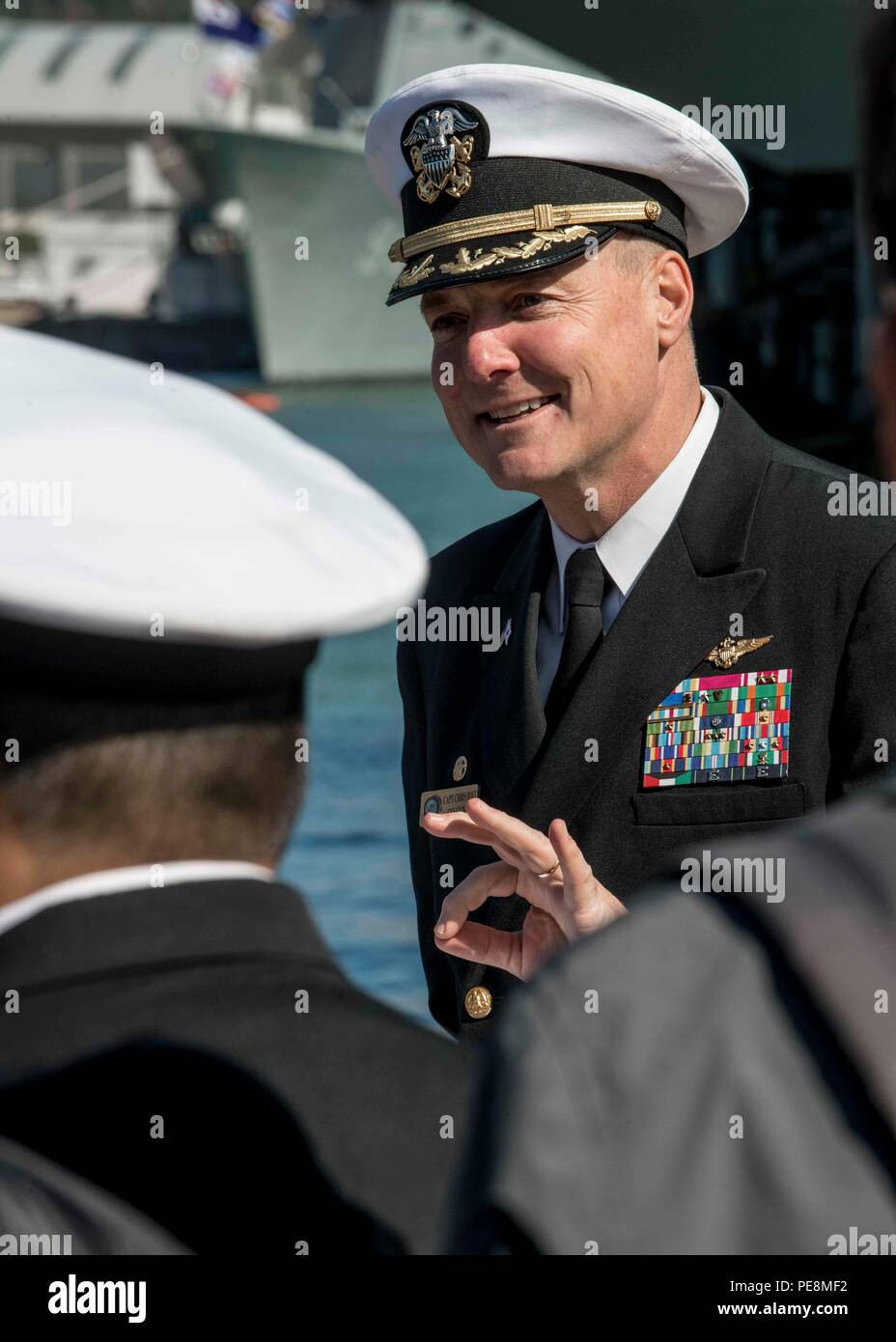 151030-N-IN BUSAN 729-697, Republik Korea (Okt. 30, 2015) Kapitän Christopher Schraube, kommandierender Offizier der US-Marine ist nur Vorwärts - bereitgestellt Flugzeugträger USS Ronald Reagan (CVN 76), spricht mit den Medien bei einer Pressekonferenz nach der Ankunftszeit des Schiffes nach Busan. Ronald Reagan und seine eingeschifft Air Wing, Carrier Air Wing (Cvw) 5, eine Bekämpfung bereit, Kraft, schützt und verteidigt die kollektive maritime Interessen seiner Verbündeten und Partnern in der Indo-Asia-Pazifik-Region. (U.S. Marine Foto von Mass Communication Specialist 3. Klasse Ryan N. McFarlane/Freigegeben) Stockfoto