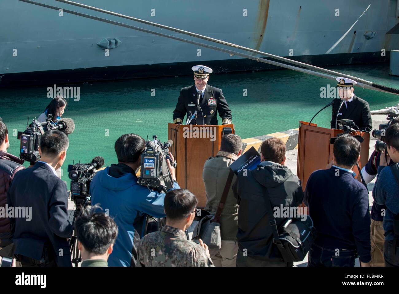 151030-N-IN BUSAN 729-579, Republik Korea (Okt. 30, 2015) Kapitän Christopher Schraube, kommandierender Offizier der US-Marine ist nur Vorwärts - bereitgestellt Flugzeugträger USS Ronald Reagan (CVN 76), spricht mit den Medien bei einer Pressekonferenz nach der Ankunftszeit des Schiffes nach Busan. Ronald Reagan und seine eingeschifft Air Wing, Carrier Air Wing (Cvw) 5, eine Bekämpfung bereit, Kraft, schützt und verteidigt die kollektive maritime Interessen seiner Verbündeten und Partnern in der Indo-Asia-Pazifik-Region. (U.S. Marine Foto von Mass Communication Specialist 3. Klasse Ryan N. McFarlane/Freigegeben) Stockfoto