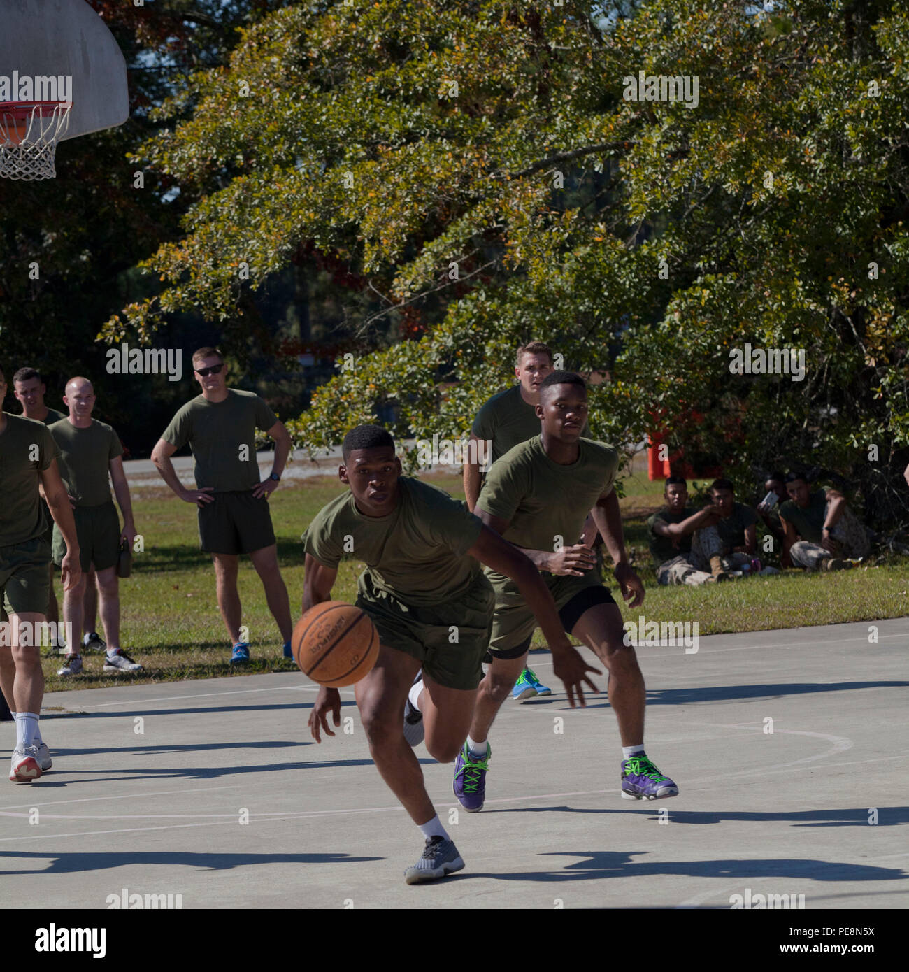 Us-Marines aus dem Marine Corps Combat Service Support Schulen (MCCSSS), beteiligen sich an der Basketball Turnier während der MCCSSS Feld Treffen an Bord Camp Johnson, N.C., Okt. 23, 2015 statt. Studenten und Mitarbeiter des MCCSSS konkurrieren im Bereich treffen, Kameradschaft und Motivation unter den Schulen zu fördern. (U.S. Marine Corps Combat Kamera Foto von Lance Cpl. Amy L. Plunkett/Freigegeben) Stockfoto