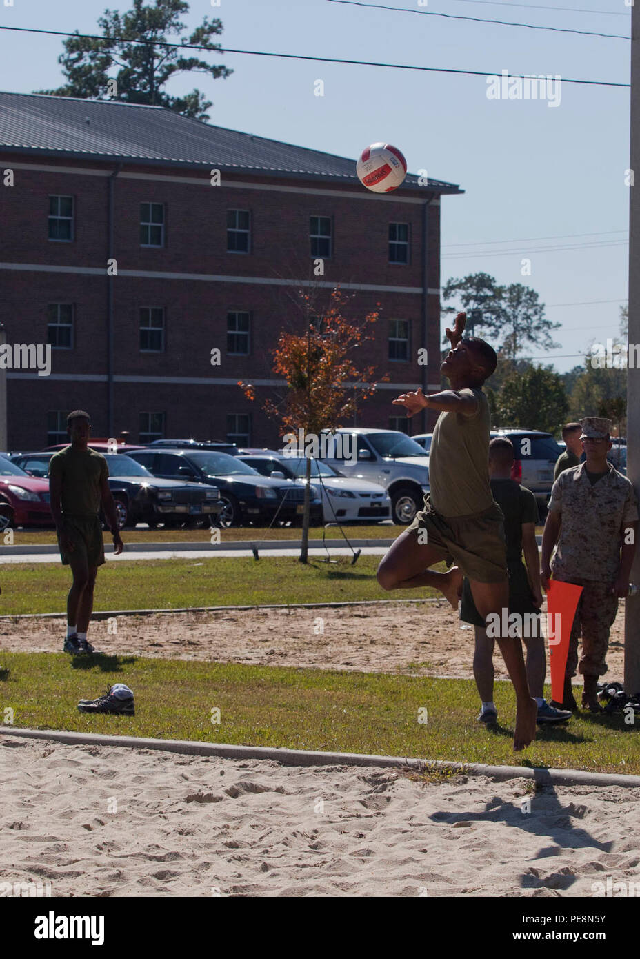 Ein Marine vom Marine Corps Combat Service Support Schulen (MCCSSS), dient die Kugel in der Volleyball Turnier während der MCCSSS Feld Treffen an Bord Camp Johnson, N.C., Okt. 23, 2015 statt. Studenten und Mitarbeiter des MCCSSS konkurrieren im Bereich treffen, Kameradschaft und Motivation unter den Schulen zu fördern. (U.S. Marine Corps Combat Kamera Foto von Lance Cpl. Amy L. Plunkett/Freigegeben) Stockfoto