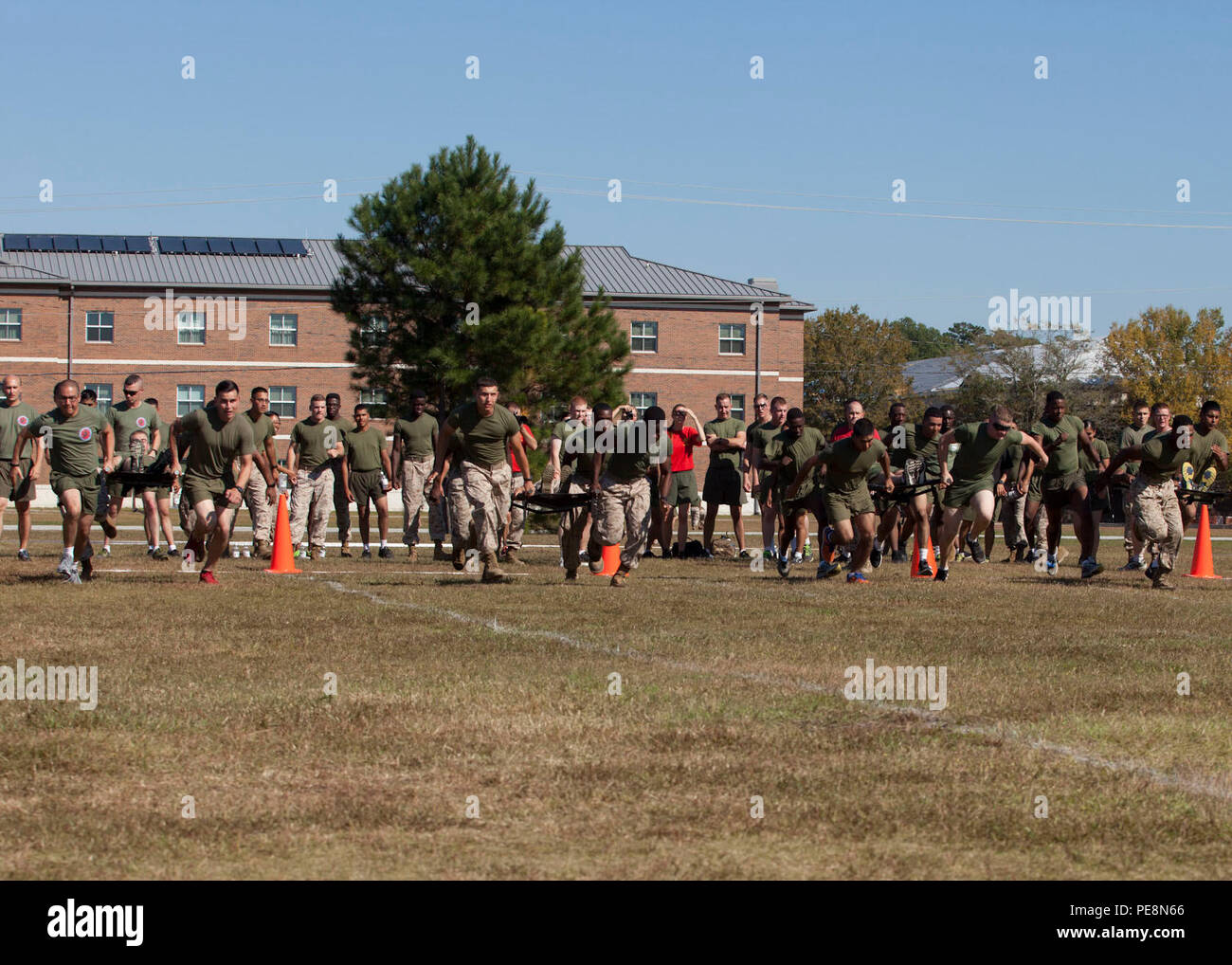 Us Marines vom Marine Corps Combat Service Support Schulen beteiligen sich an der Bahre tragen Rennen während der MCCSSS Feld Treffen an Bord Camp Johnson, N.C., Okt. 23, 2015 statt. Studenten und Mitarbeiter des MCCSSS konkurrieren im Bereich treffen, Kameradschaft und Motivation unter den Schulen zu fördern. (U.S. Marine Corps Combat Kamera Foto von Lance Cpl. Amy L. Plunkett/Freigegeben) Stockfoto