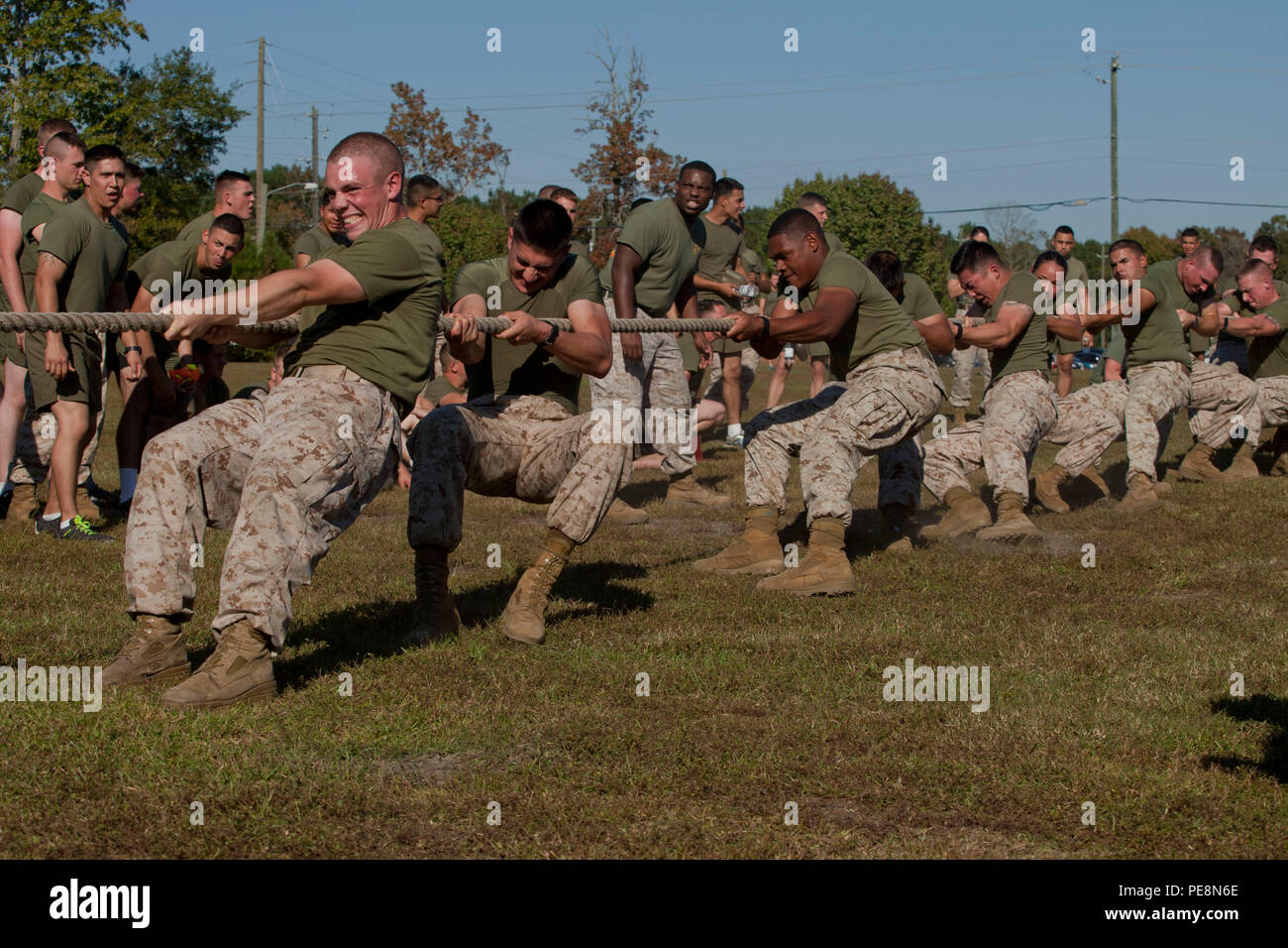 Us-Marines von Logistik Schule, Marine Corps Combat Service Support Schulen (MCCSSS), beteiligen sich an der Tauziehen Ereignis während der MCCSSS Feld Treffen an Bord Camp Johnson, N.C., Okt. 23, 2015 statt. Studenten und Mitarbeiter des MCCSSS konkurrieren im Bereich treffen, Kameradschaft und Motivation unter den Schulen zu fördern. (U.S. Marine Corps Combat Kamera Foto von Lance Cpl. Amy L. Plunkett/Freigegeben) Stockfoto
