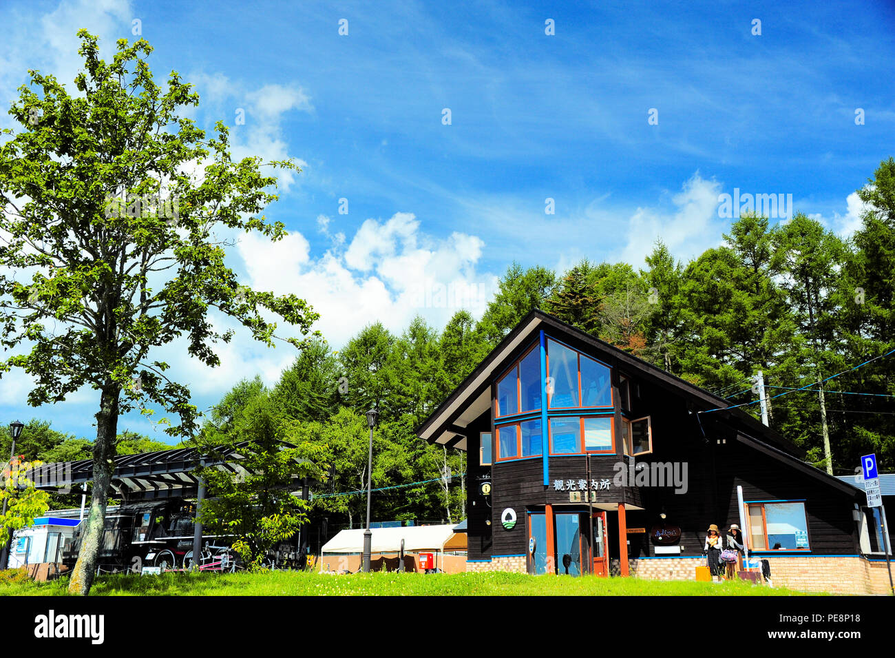 Touristeninformation am Bahnhof Kiyosato Stockfoto