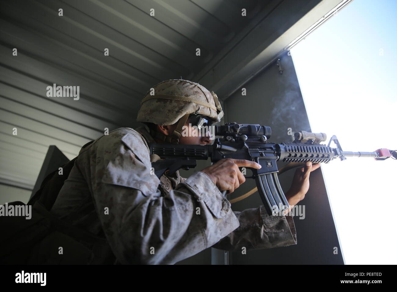 Lance Cpl. Uria Aceves, eine Infanterie Truppführer mit dem 13 Marine Expeditionary Unit, Brände in einem simulierten Feind durch ein offenes Fenster in einer langen Reihe von Raid auf PDL bekämpfen Stadt, Nov. 3, 2015 als Teil der zusammengesetzten Trainingsgerät Übung. COMPTUEX bietet die MEU ARG die Möglichkeit naval Training zu integrieren, während auch ermöglicht, Mission - spezifische Ausbildung und Bewertung für die Marines und deren Navy Counter Parts. (U.S. Marine Corps Foto von Sgt. Paris Kapern/freigegeben) Stockfoto