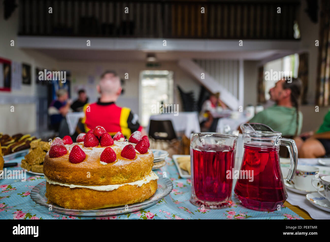 Velo Retro radfahren Veranstaltung Fahrer eine Pause für Erfrischungen an Satterthwaite Village Hall, Cumbria. Stockfoto
