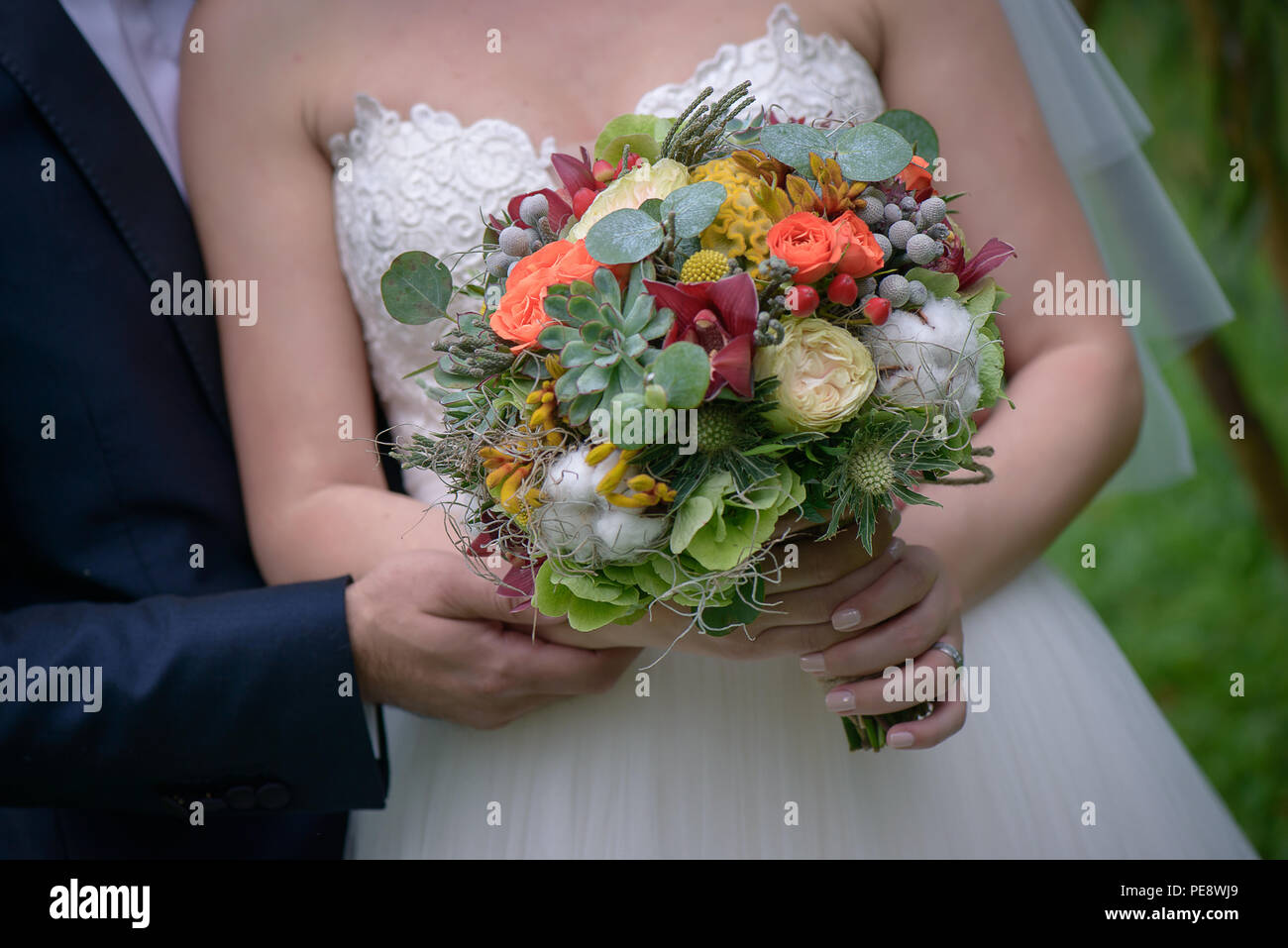 Kaukasische Paar Mit Braut Holding Eine Große Herbst Blumen