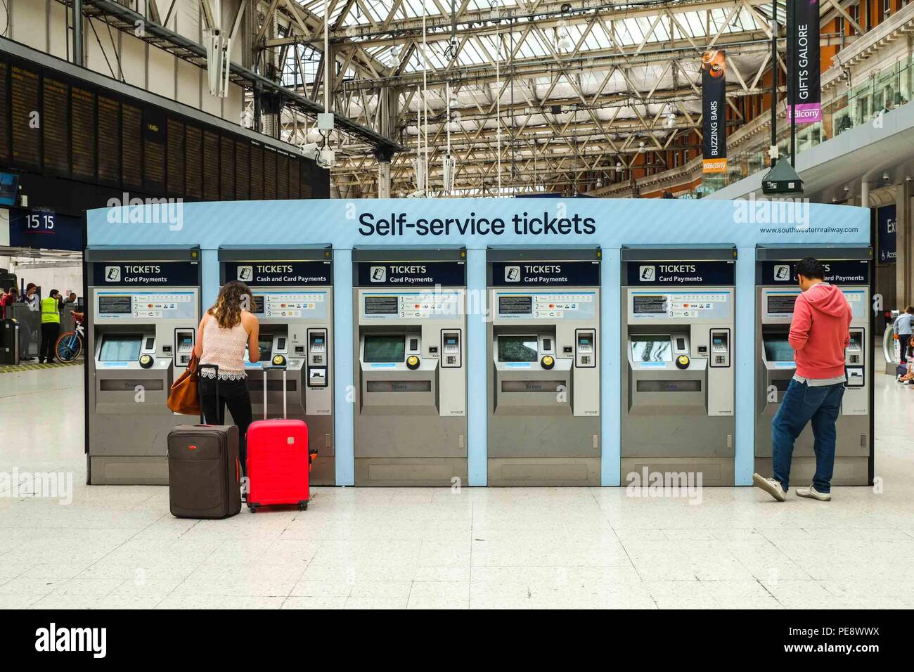Pendler mit einem self service Automaten am Waterloo Bahnhof, London Stockfoto