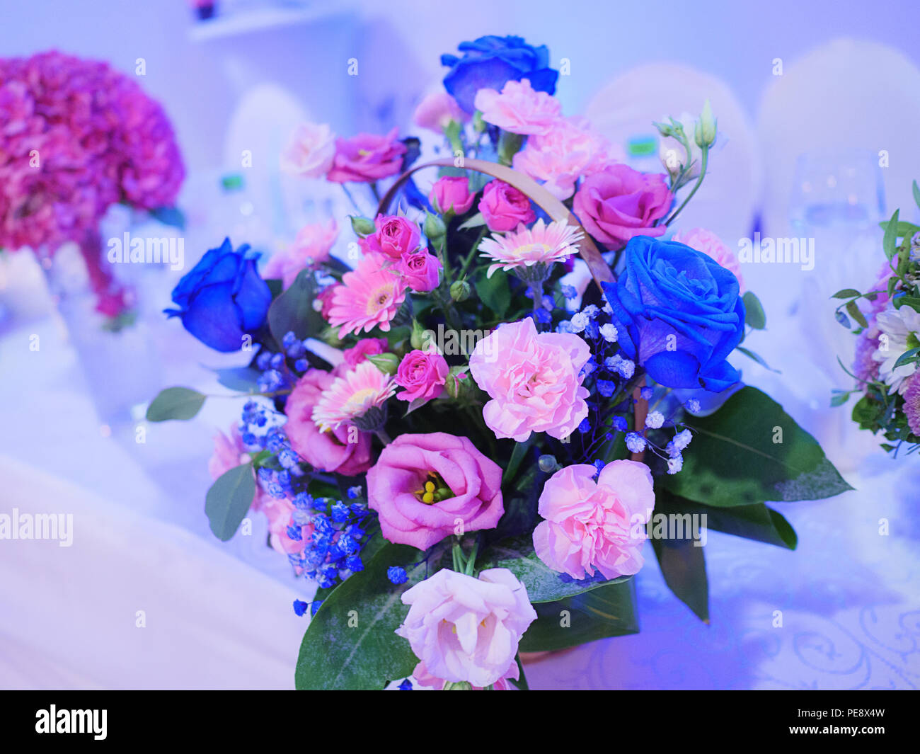 Fancy Farbe Rosen Herzstück, ein Kitsch Detail für eine Hochzeit, Feier, ein Restaurant oder eine förmliche Veranstaltung Stockfoto