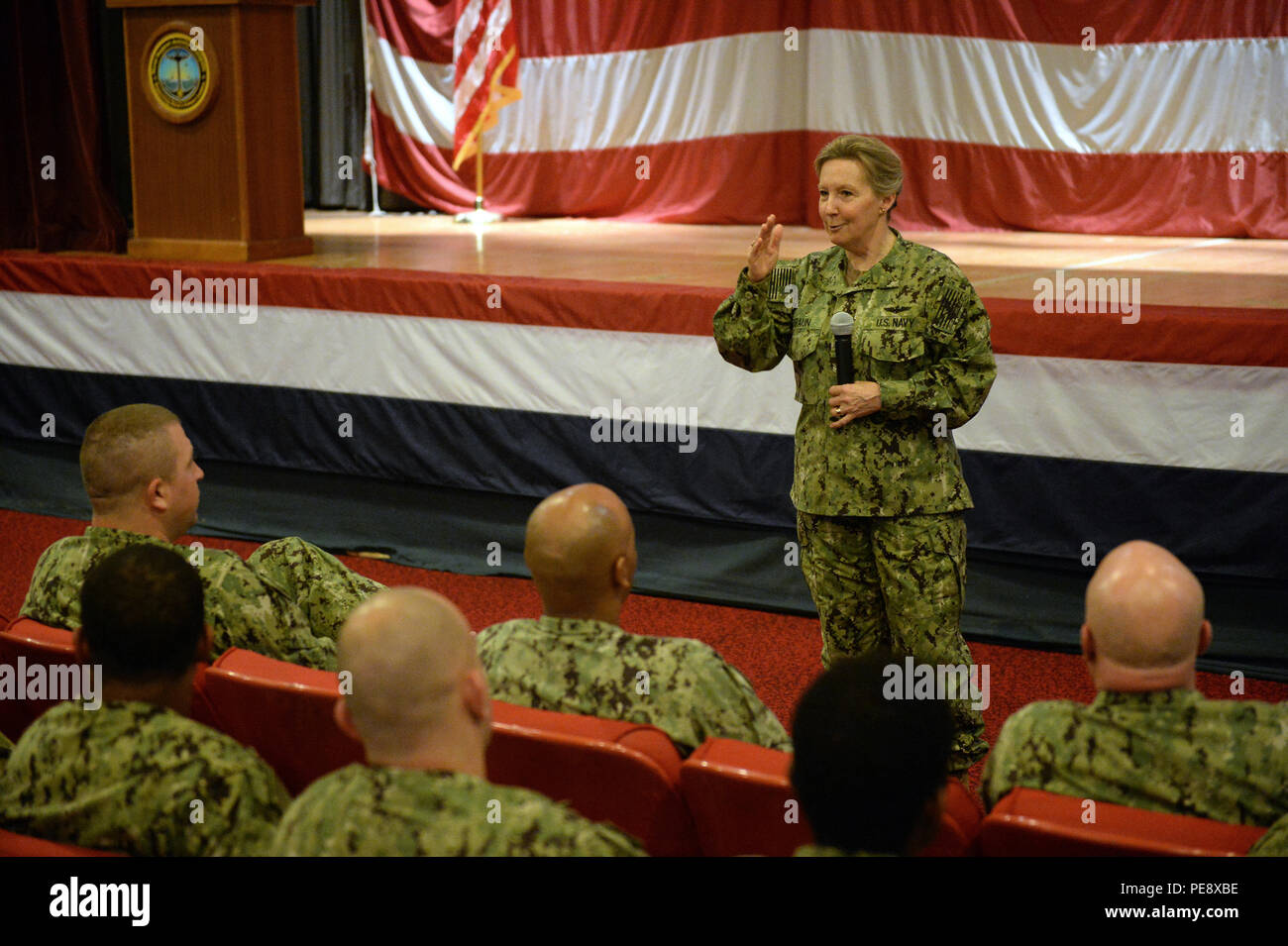 U.S. Navy Vice Adm. Robin Braun, Leiter der Marine Reserve, spricht mit den Matrosen zu Küstengebieten Riverine Squadron 8 (CRS-8), Bravo Unternehmen über den aktuellen Zustand der Marine an Bord Naval Support Activity, Annapolis, MD., Nov. 7, 2015. CRS-8 ist verantwortlich für die Aufrechterhaltung der Einheit-Ebene bereit und führt Kraft Schutz von Versand- und Marineschiffe, die in den Küstengewässern. (U.S. Marine Foto von Mass Communication Specialist 1. Klasse John Banfield/Freigegeben) Stockfoto