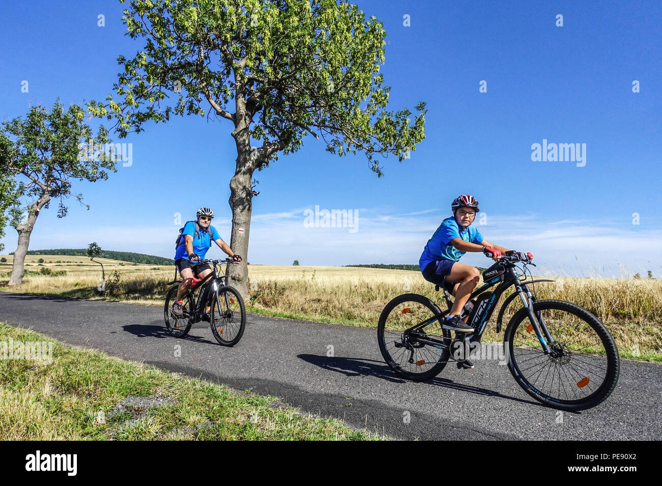 Männer fahren mit dem Fahrrad, Biker auf der Landstraße, Krusne Hory Mountains, Erzgebirge und Fahrrad der Tschechischen Republik Stockfoto
