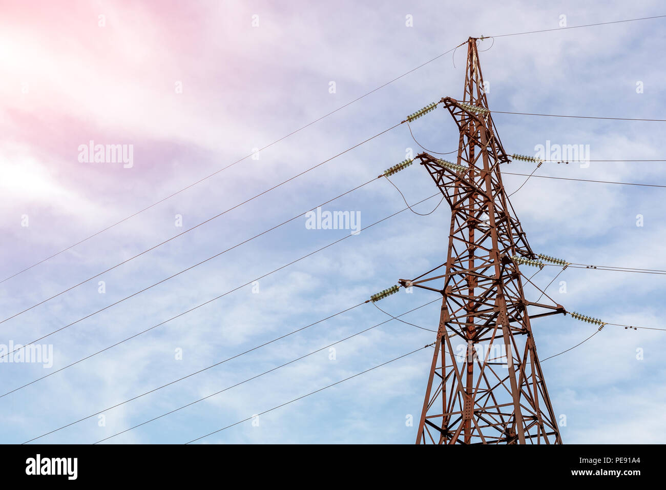 Alten rostigen Dreieck Metallplatte mit hoher Spannung Warnzeichen. Kraftwerk mit Transformatoren und die Verteilung von Strom. Halten Sie. Stockfoto