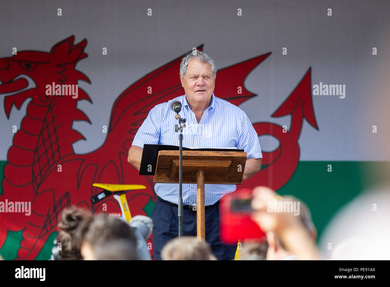 Max Boyce liest einen Vers während Homecoming Feiern für Tour de France 2018 Sieger Geraint Thomas. Stockfoto