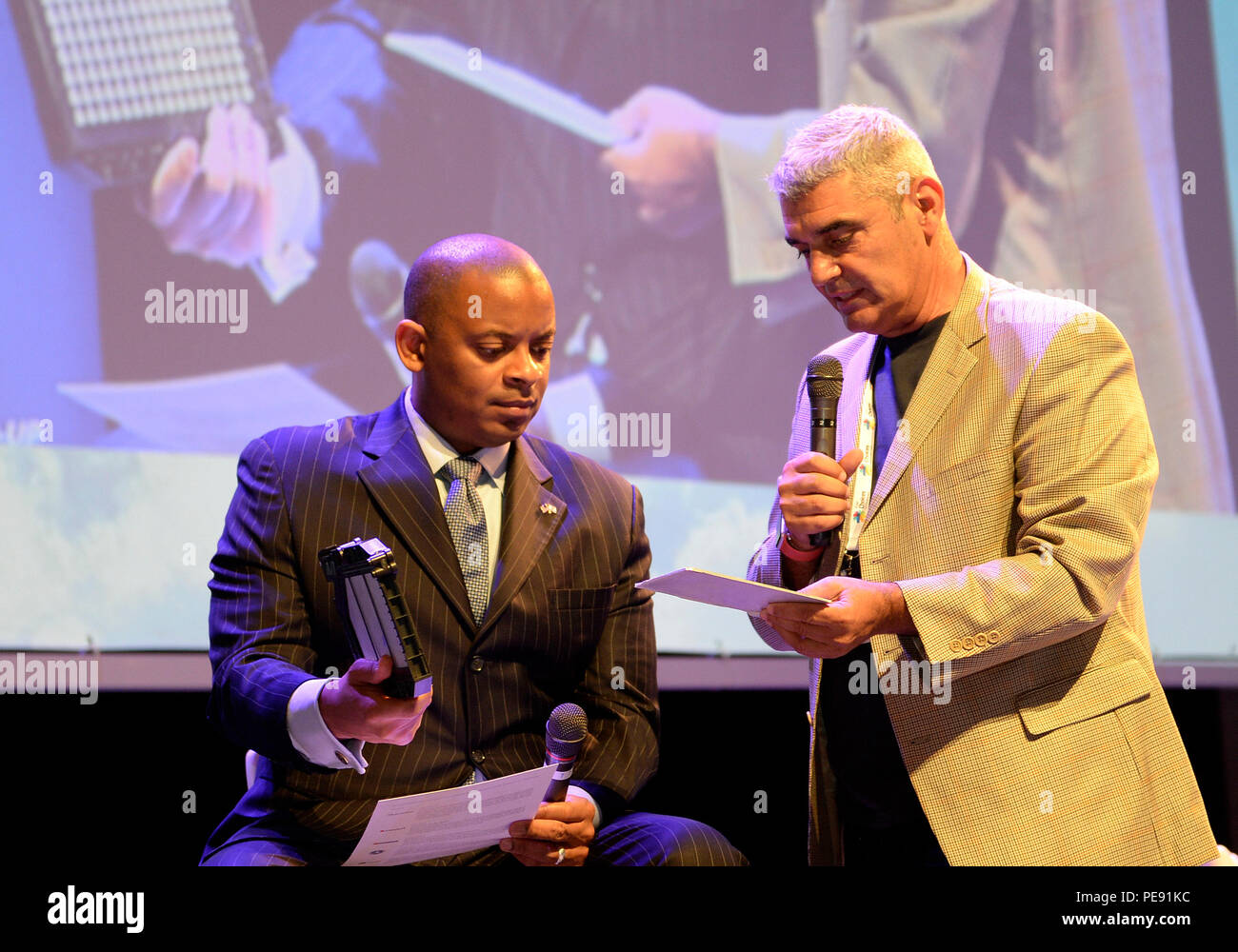 Während seines Besuchs in Tel Aviv, Israel, nahm US-Verkehrsminister Anthony Foxx am Fuel Choice Summit 2015 im Habima Theater teil, um sich über modernste Transporttechnologien zu informieren. Er arbeitete mit israelischen Start-ups zusammen, die Mobilitätslösungen, nachhaltige Energiesysteme und innovative Verkehrsinfrastrukturen entwickelten. Ziel des Besuchs war es, neue Verkehrstrends zu erforschen, die internationale Zusammenarbeit zu fördern und Technologietransfer- und Entwicklungsmöglichkeiten für die Zusammenarbeit zwischen den USA und Israel bei der Innovation im Verkehrssektor zu bewerten. Stockfoto
