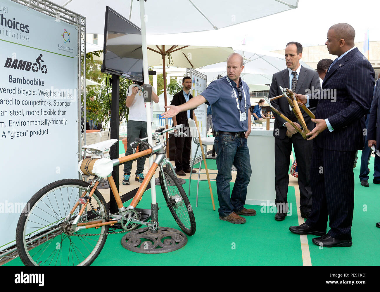 US-Verkehrsminister Anthony Foxx besuchte Tel Aviv, Israel, für den Fuel Choice Summit 2015 im Habima Theater. Er beobachtete israelische Start-ups, die innovative Verkehrstechnologien wie Elektromobilität, intelligente Verkehrsinfrastruktur, energieeffiziente Fahrzeuge und Treibstoffalternativen entwickelten. Bei diesem Besuch wurden technologische Innovationen, internationale Zusammenarbeit und Möglichkeiten für zukünftige Verkehrsentwicklungen und nachhaltige Mobilitätslösungen zwischen den Vereinigten Staaten und Israel vorgestellt. Stockfoto