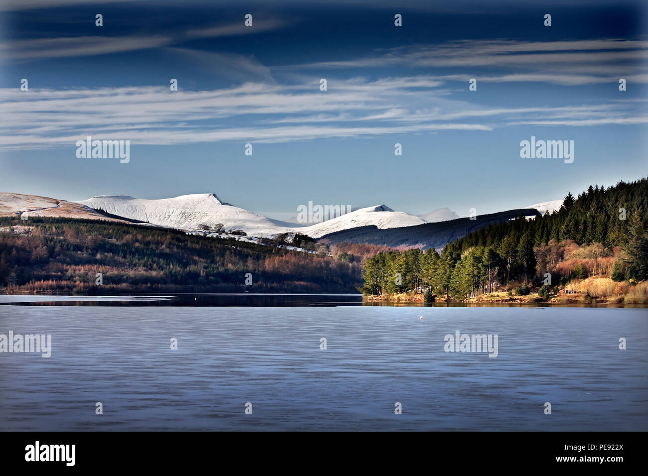 Brecon Beacons Berge im Schnee oben Pontsticill Reservoir, Brecon Beacons National Park, Wales, Großbritannien steigende Stockfoto