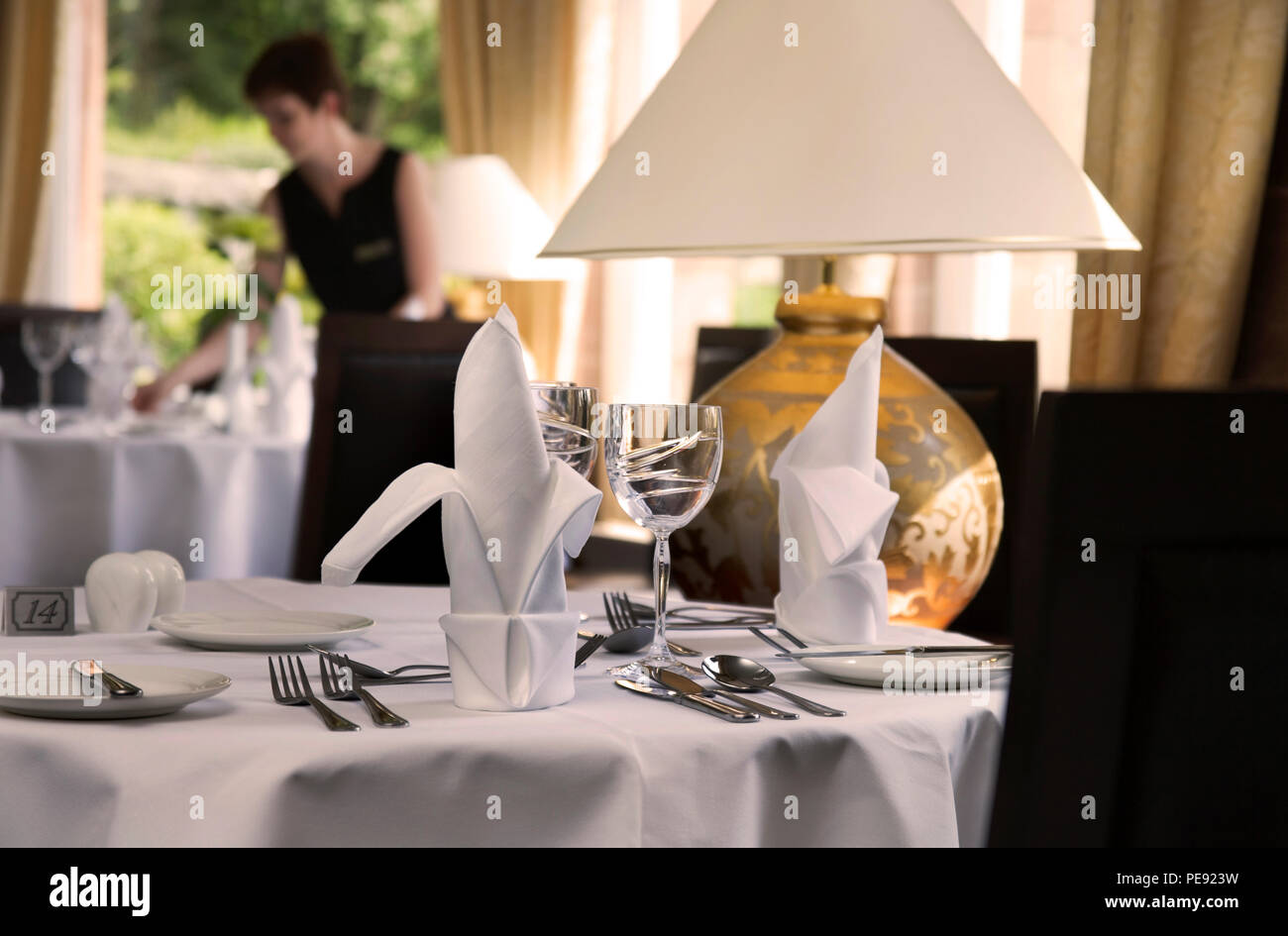 Restaurant Ambiente mit Mitarbeiter in Soft Focus Hintergrund Tabelle Ebene pov Stockfoto