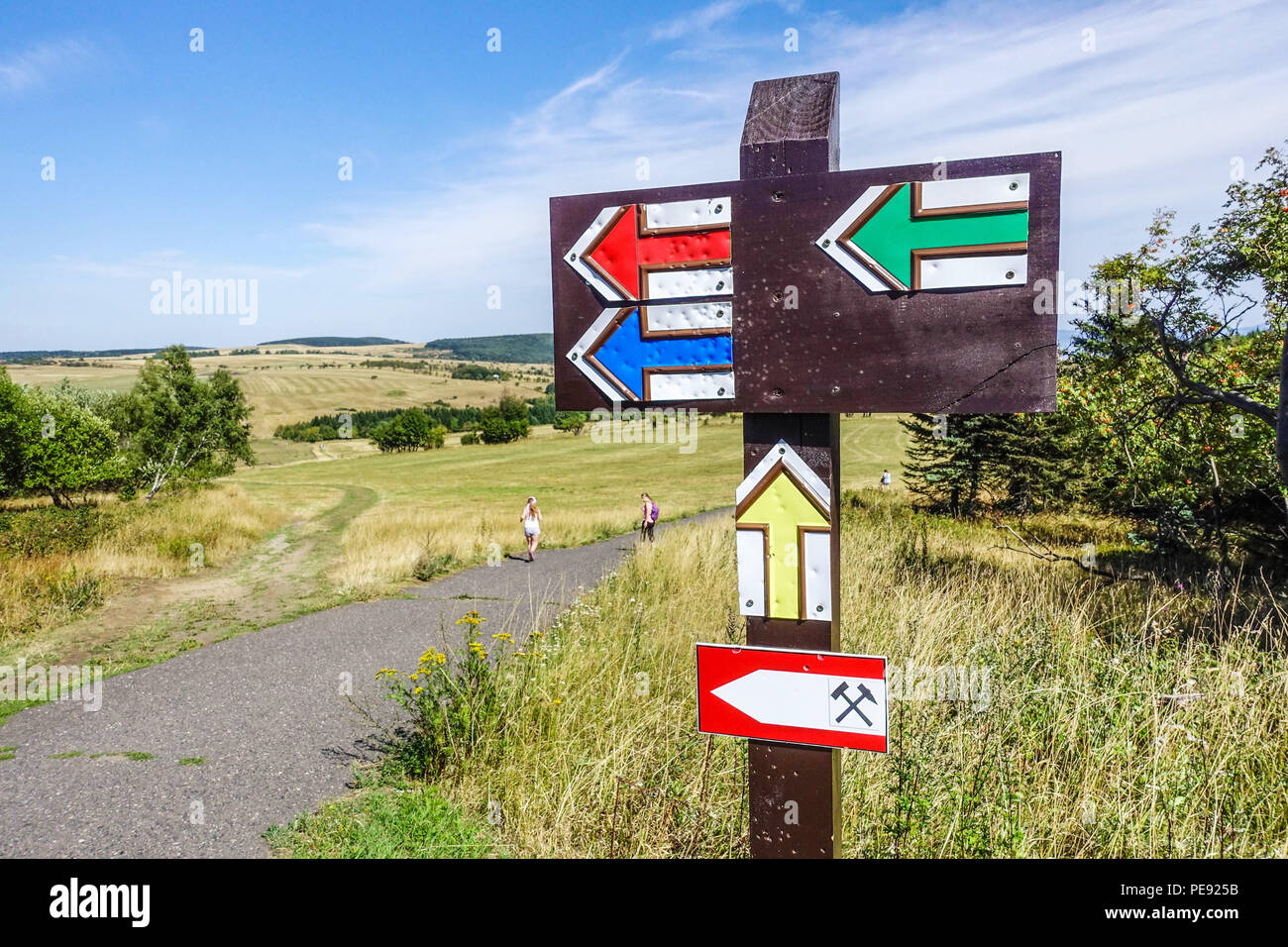 Touristische Schilder auf dem historischen Bergbauweg Fojtovice Plain, Eastern Krusne Hory Mountains Erzgebirge, Tschechische Republik Europa Wanderschilder Stockfoto