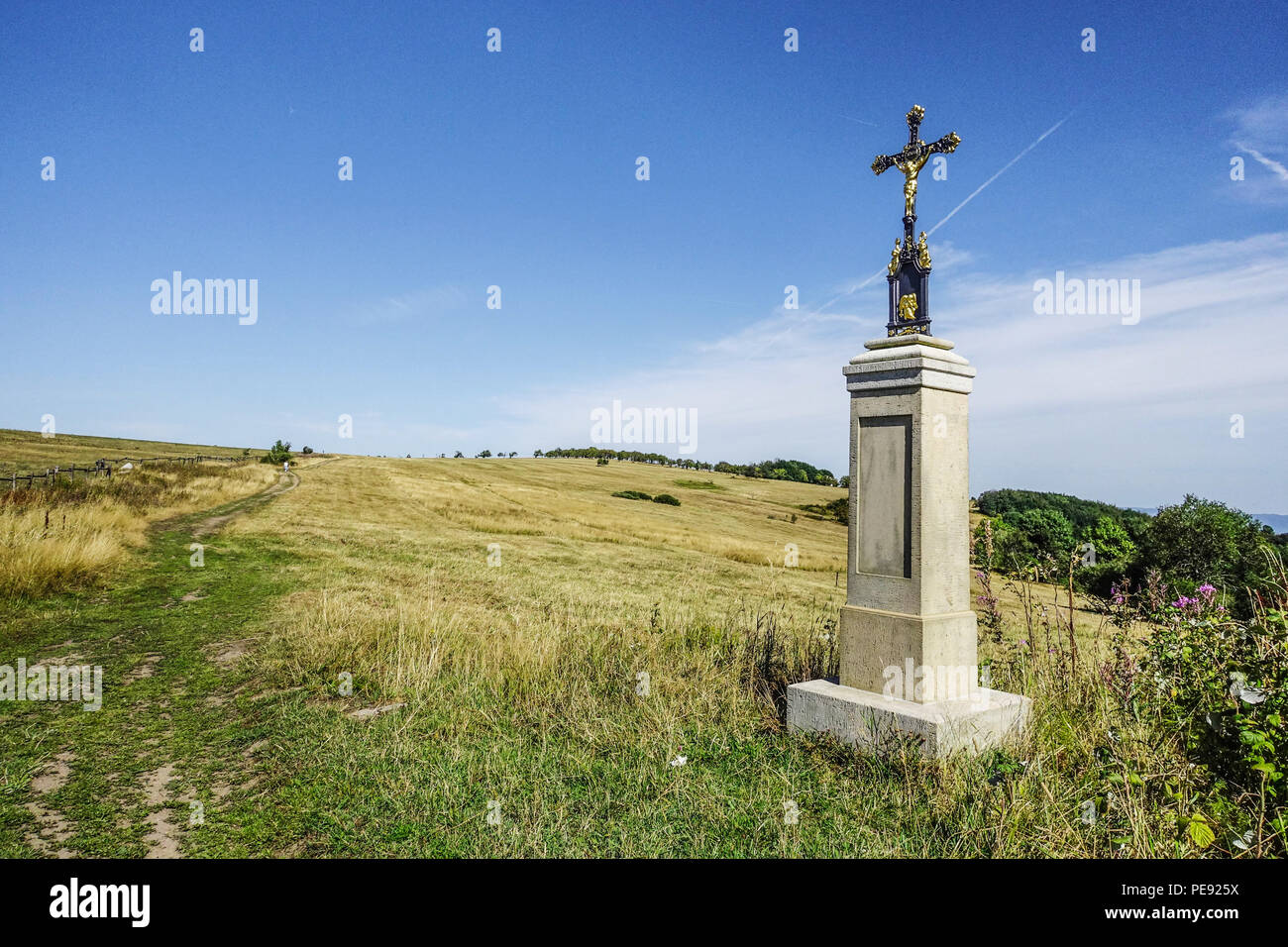 Kreuz neben einem Pfad. Fojtovice Ebene in einer Höhe von etwa 800 m über dem Meeresspiegel liegt, Ost Krusne Hory Erzgebirge, Tschechien Stockfoto