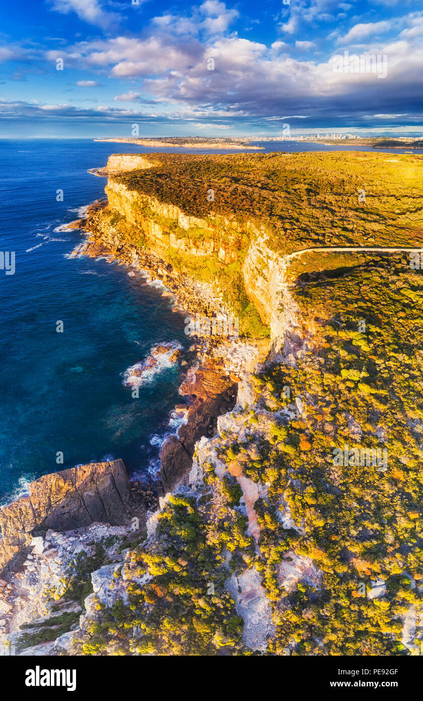 Robuste steilen Klippen am Pazifik vor der Küste von North Head in Sydney - Luftbild Ansicht von der Kante Cliff bis zum Horizont, der Himmel und die Innenstadt. Stockfoto