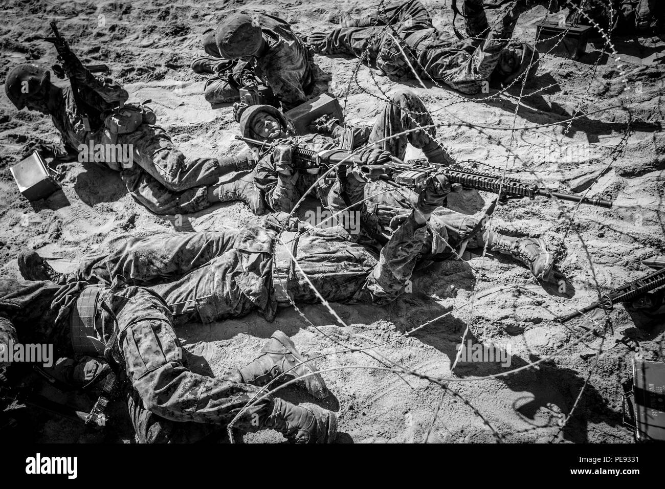 Us Marine Corps Rekruten an der Tiegel während der dritten Phase der Rekrutierung Training an Bord Marine Corps Recruit Depot Parris Island, S.C., 16. Okt. 2015. Der Tiegel ist eine 54-stündige Ausbildung Entwicklung der Ausbildung, die Sie während der letzten 11 Wochen in der Ausbildung erhalten haben, zu führen. (U.S. Marine Corps Foto von Sgt. Melissa Marnell, Büro des Sergeant Major des Marine Corps/Freigegeben) Stockfoto