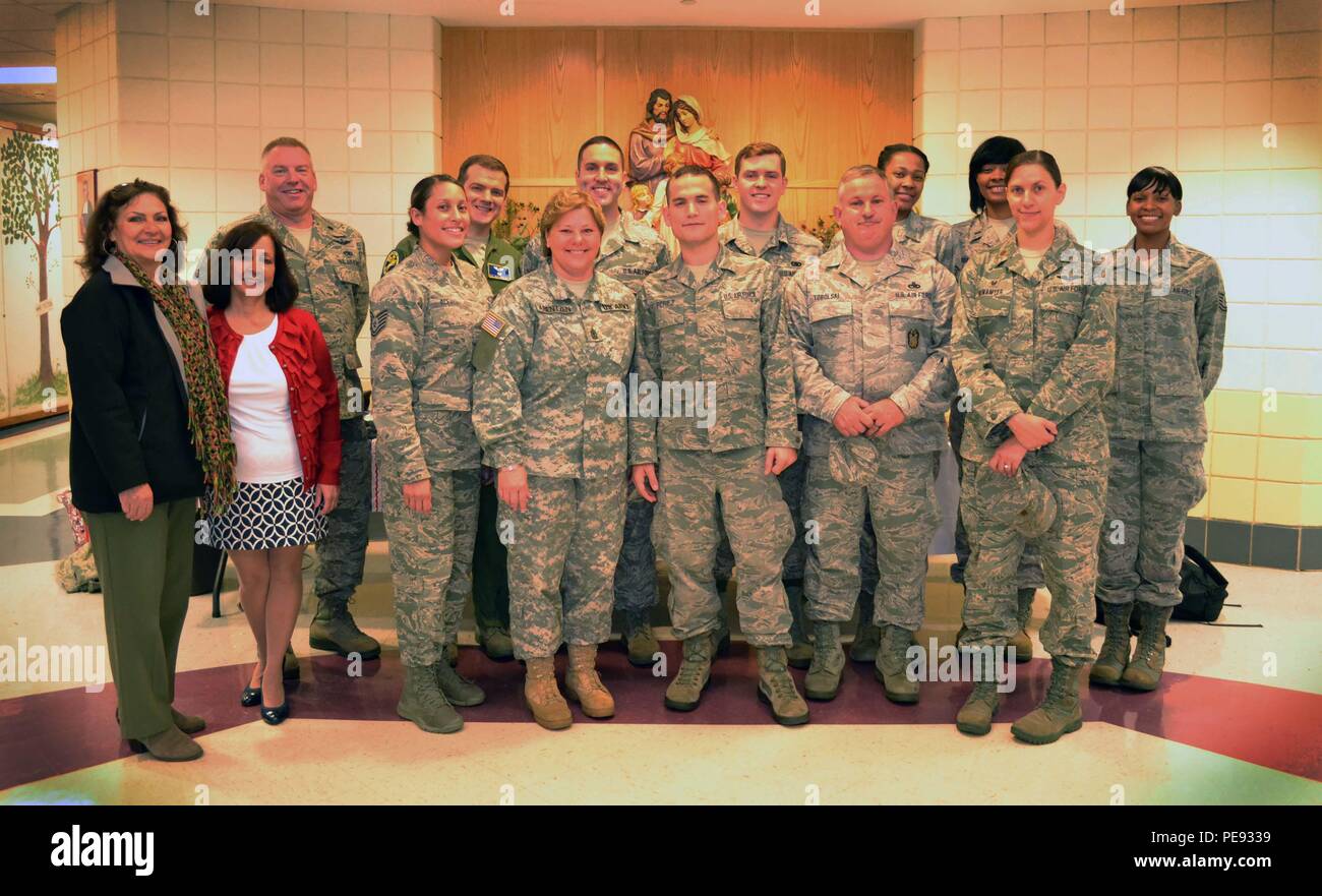 Mitglieder der 111 Angriff Wing Air Guard Station in Horsham, PA. und Freiwilligen mit dem Horsham Air Guard Station Flieger & Familie Readiness Center, stehen für ein Gruppenfoto nach in einem Zeichen Bildungsprogramm mit Studenten von Maria, der Mutter des Erlösers in Nord Wales, Pa., Nov. 12, 2015 Teilnehmenden. Die 111 Angriff Wing Mitgliedern und assoziierten Flügel freiwilligen Helfern eine Partnerschaft mit der Schule an einer Veranstaltung helfen Studenten in die moralische, politische und gute Manieren Mitglieder der Gemeinschaft bestimmt. (U.S. Air National Guard Foto von Tech. Sgt. Andria Allmond/Freigegeben) Stockfoto