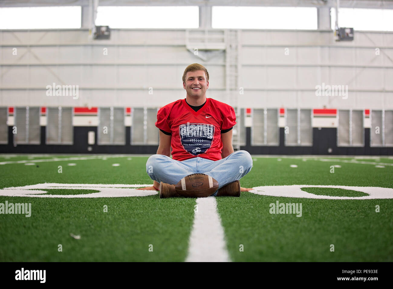 JC Kreide, Fußballspieler für Argyle High School, wurde gewählt in der Semper Fidelis All-American Bowl lüften Jan. 3, 2016 zu spielen. Spieler ausgewählt sind gut abgerundeten Individuen, sie sind nicht nur aus Athleten, sondern auch die akademischen Leistungen und vorbildliche moralische Eigenschaften aufweisen. (U.S. Marine Corps Foto von Sgt. Rebecca Eller) Stockfoto