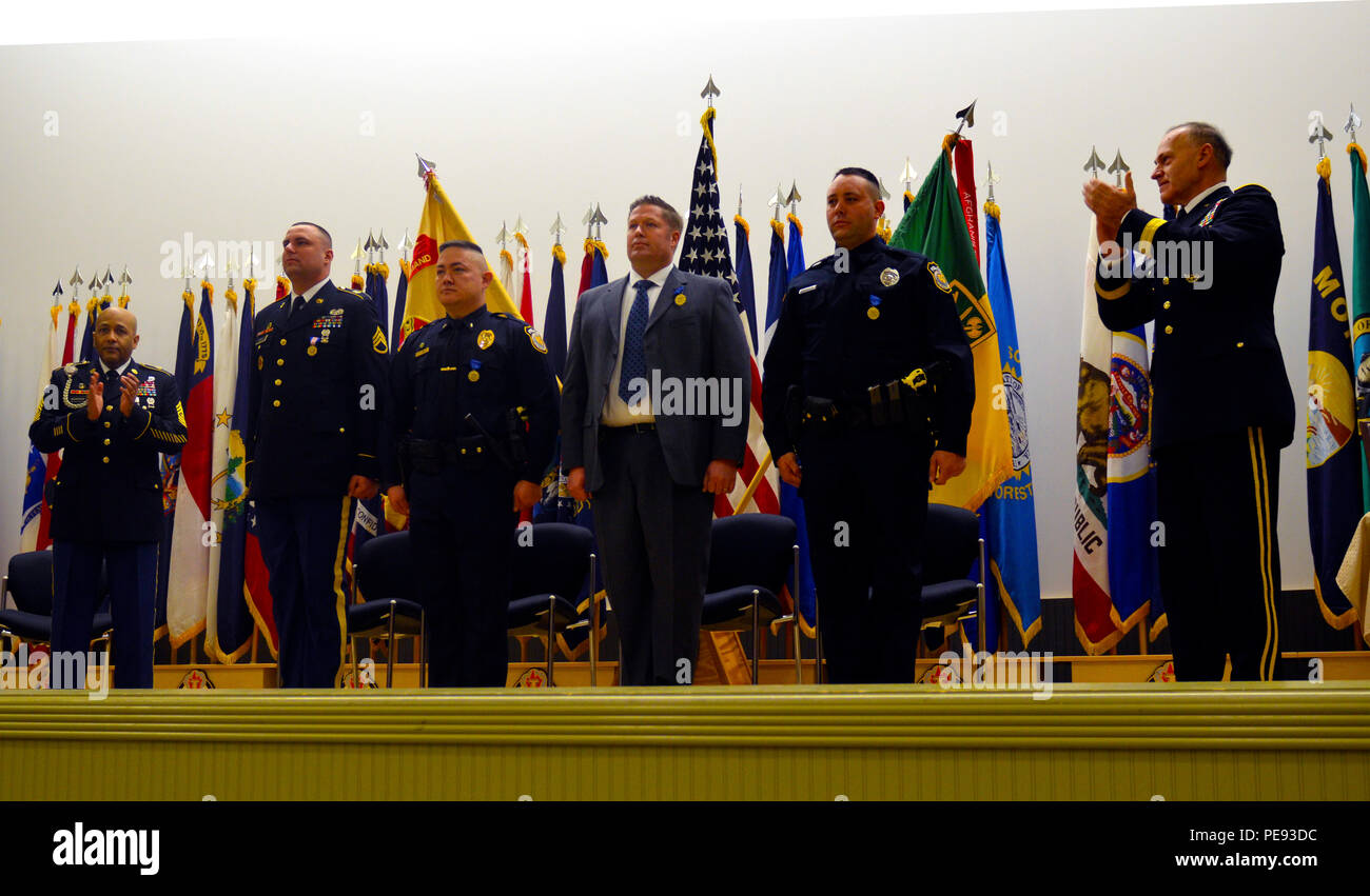 Command Sgt. Maj. James S. Norman, Senior Eingetragen von ICH-Korps und Joint Base Lewis-McChord, Links, und Generalleutnant Stephen R. Lanza, Kommandierender General der I Corps und JBLM, rechts, (von links nach rechts) Personalsgt erkennen. Scott Franz, 504Th Military Police Battalion, 42Nd MP Brigade, Lt Marcus Todd, Detective James ernst, und Officer James Smet, Abteilung der Armee die zivilen Polizisten, während einer Preisverleihung im französischen Theater auf einer gemeinsamen Basis Lewis McChord, Washington, November 10, 2015. Frantz hat der Soldat Medaille und Todd, ernsthaft, und Smet alle verdienstvollen Zivilgesellschaft empfangen Stockfoto