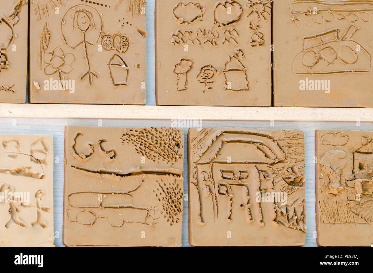 Es gibt Bilder der Kinder auf den Ton in der Keramikwerkstatt, Stockfoto