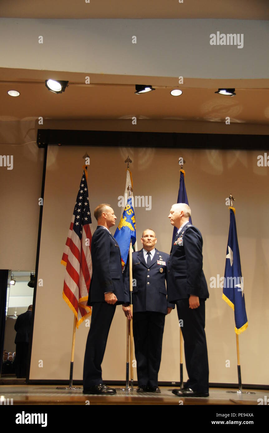 California Air National Guard Commander Generalmajor Jon Kelk, Links, Chief Master Sgt. James Raff und 195Th Wing Cmdr. Oberstleutnant Rick Hern präsentieren die 195th Wing Farben während einer Zeremonie für die Wing an der Beale Air Force Base, Calif., Nov. 7. (Foto von SPC. (CA) Sigmund Rakiec) Stockfoto