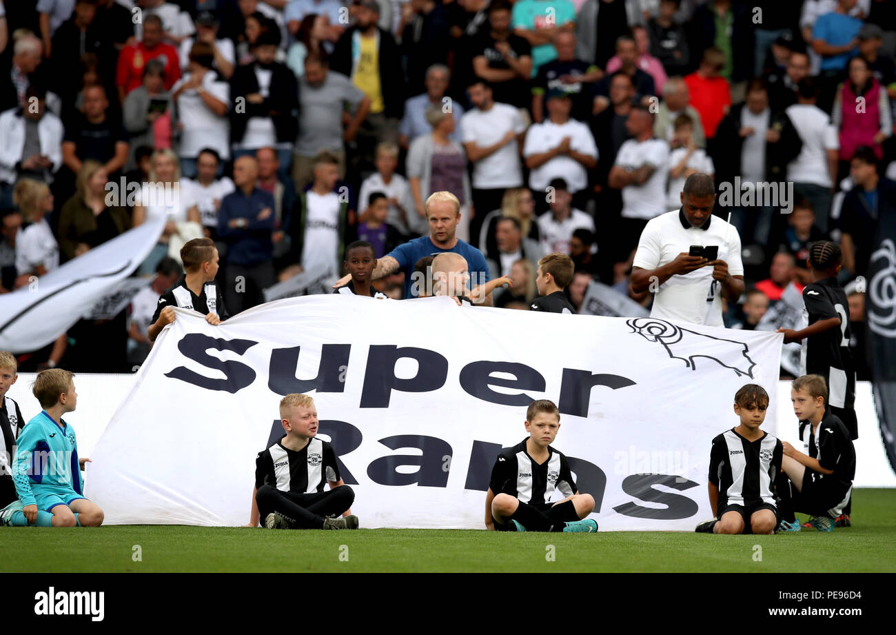 Derby County Maskottchen halten ein Super Rams Banner vor der Sky Bet Championship Match gegen Leeds United im Pride Park, Derby. Stockfoto