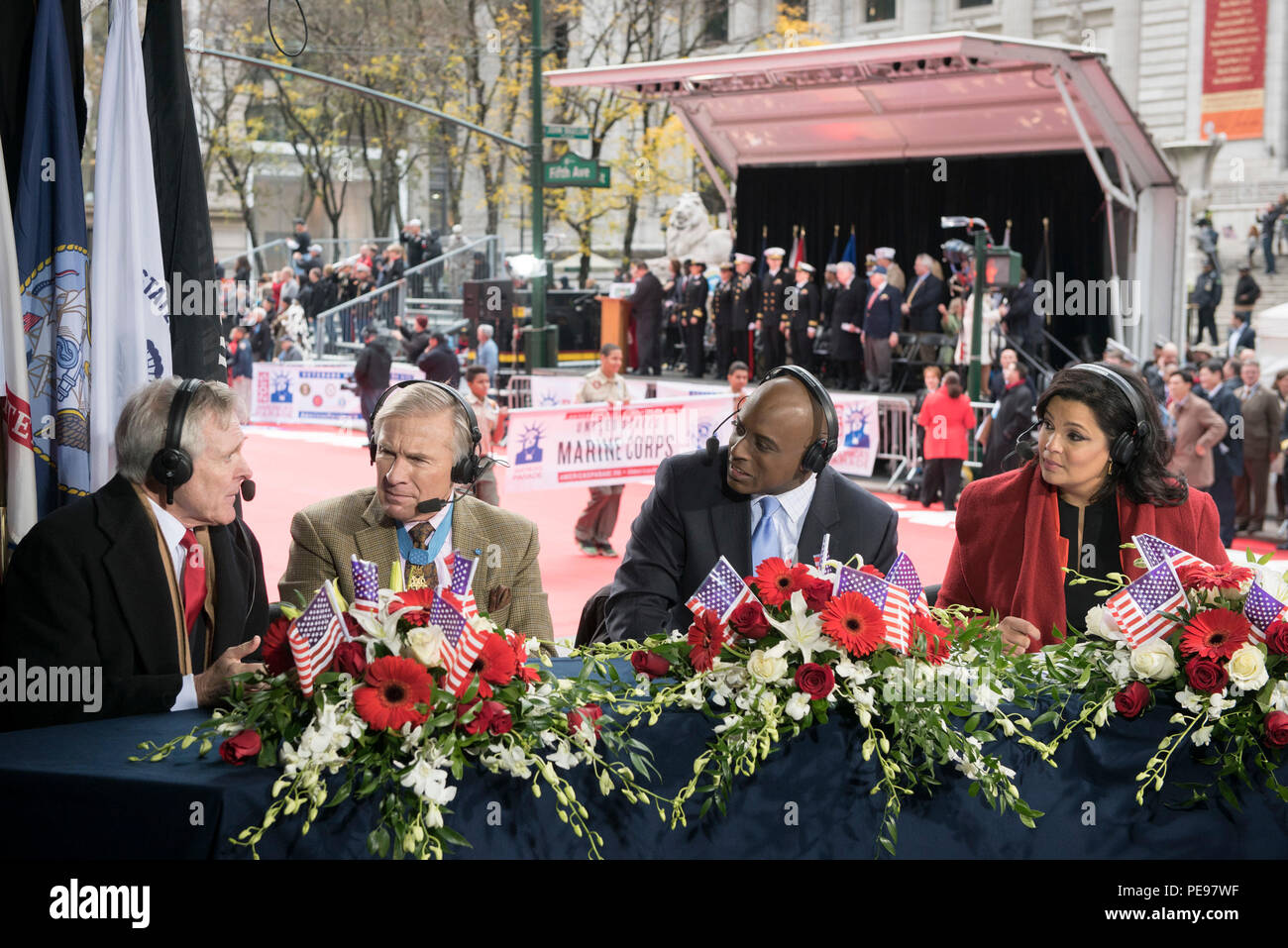 151111-N-LV 331-003 NEW YORK (Nov. 11, 2015) der Sekretär der Navy (Secnav) Ray Mabus spricht mit Ehrenmedaille Empfänger, Kapitän der US-Army (Ret.) Paul Bucha und WPIX - TV-Reporter Kori Kammern und Faerber Krishnan Während der Veteran's Day Parade 2015 in New York City. Mabus und die Crew der USS New York LPD (21) ist seit mehr als 400 Seeleute in der marschierenden 5th Avenue der US Navy als der empfohlene Service für die diesjährige Parade zu vertreten. (U.S. Marine Foto von Mass Communication Specialist 2. Klasse Armando Gonzales/Freigegeben) Stockfoto