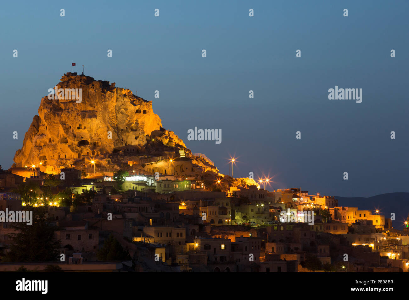 Stadt von Uchisar bei Dämmerung, Kappadokien, Türkei Stockfoto