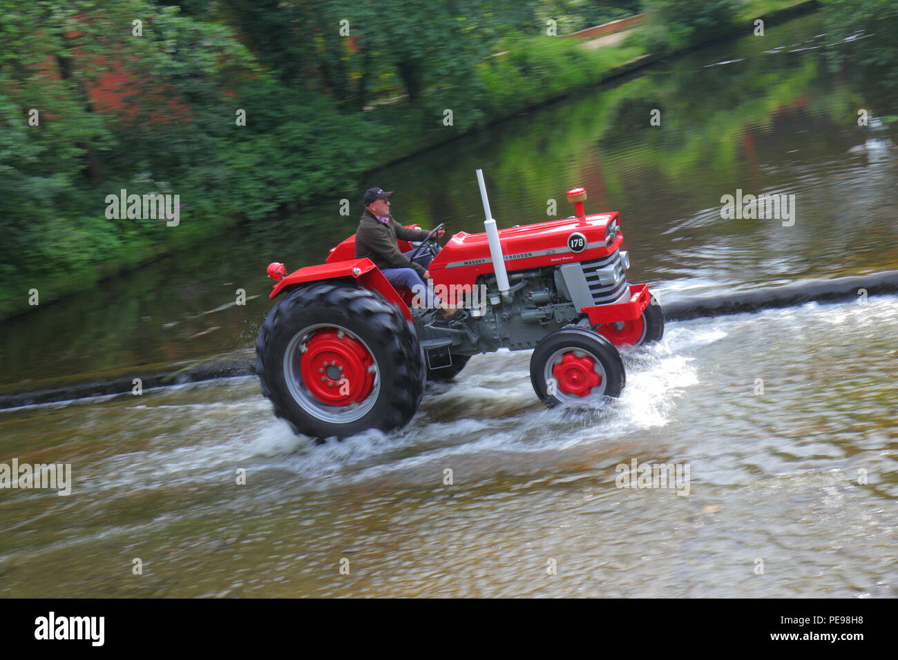 Ein Traktor der Überquerung des Flusses Skell in Ripon Stockfoto