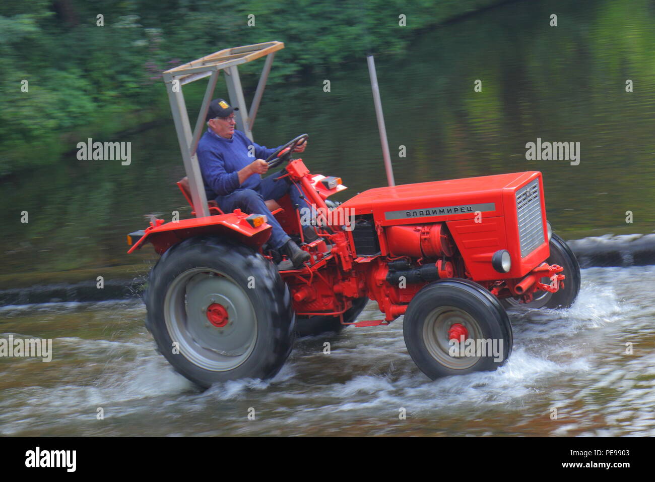 Ein Traktor der Überquerung des Flusses Skell in Ripon Stockfoto