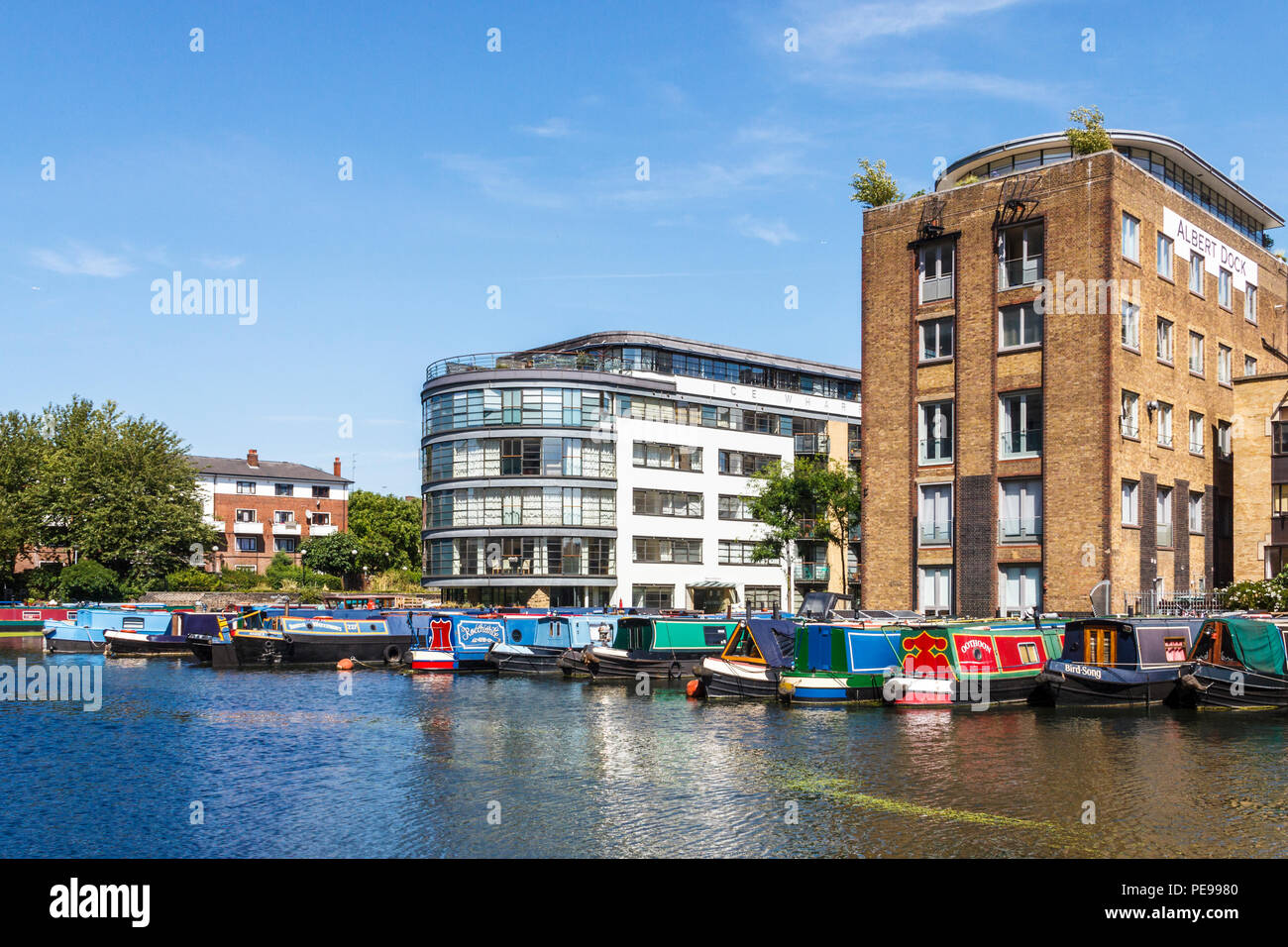 Eis Wharf und Albert Dock, jetzt Apartments, die in Battlebridge Becken auf der Regent's Canal, King's Cross, London, UK Stockfoto