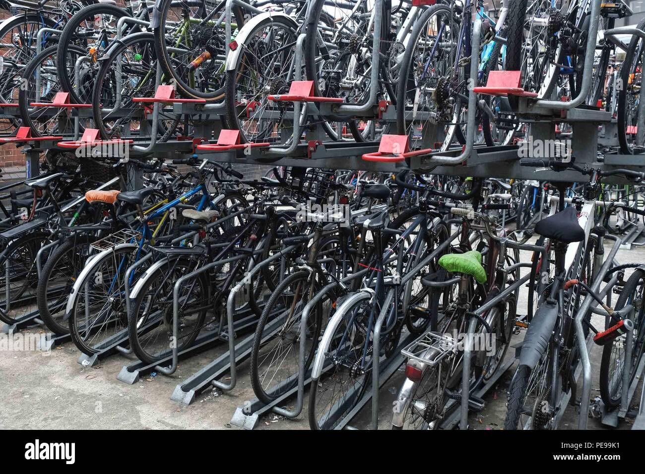 Fahrräder auf einem Zyklus Rack außerhalb der Waterloo Station in London. Stockfoto