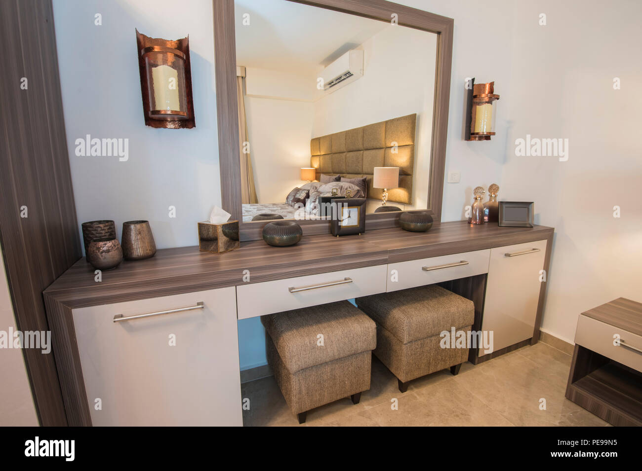 Interior Design Einrichtung Einrichtung von Luxus zeigen home Schlafzimmer  mit Schminktisch und Doppelbett Stockfotografie - Alamy