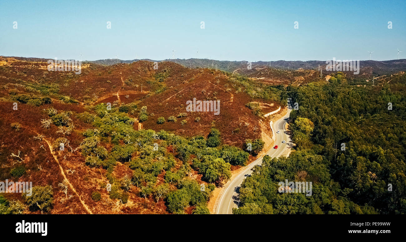 Luftaufnahme von Wind Turbine Park in Portugal Erzeugung sauberer Energie Stockfoto
