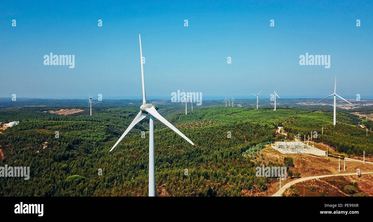 Luftaufnahme von Wind Turbine Park in Portugal Erzeugung sauberer Energie Stockfoto