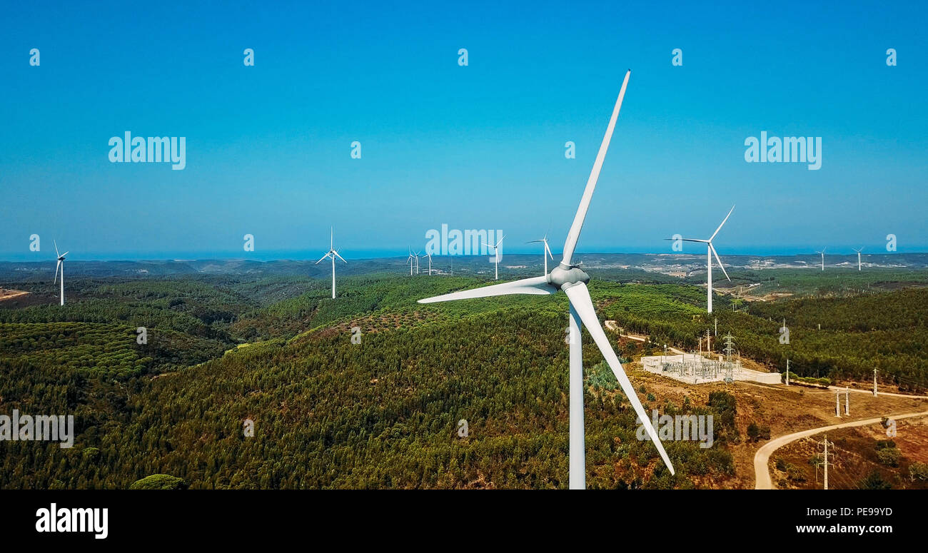 Luftaufnahme von Wind Turbine Park in Portugal Erzeugung sauberer Energie Stockfoto