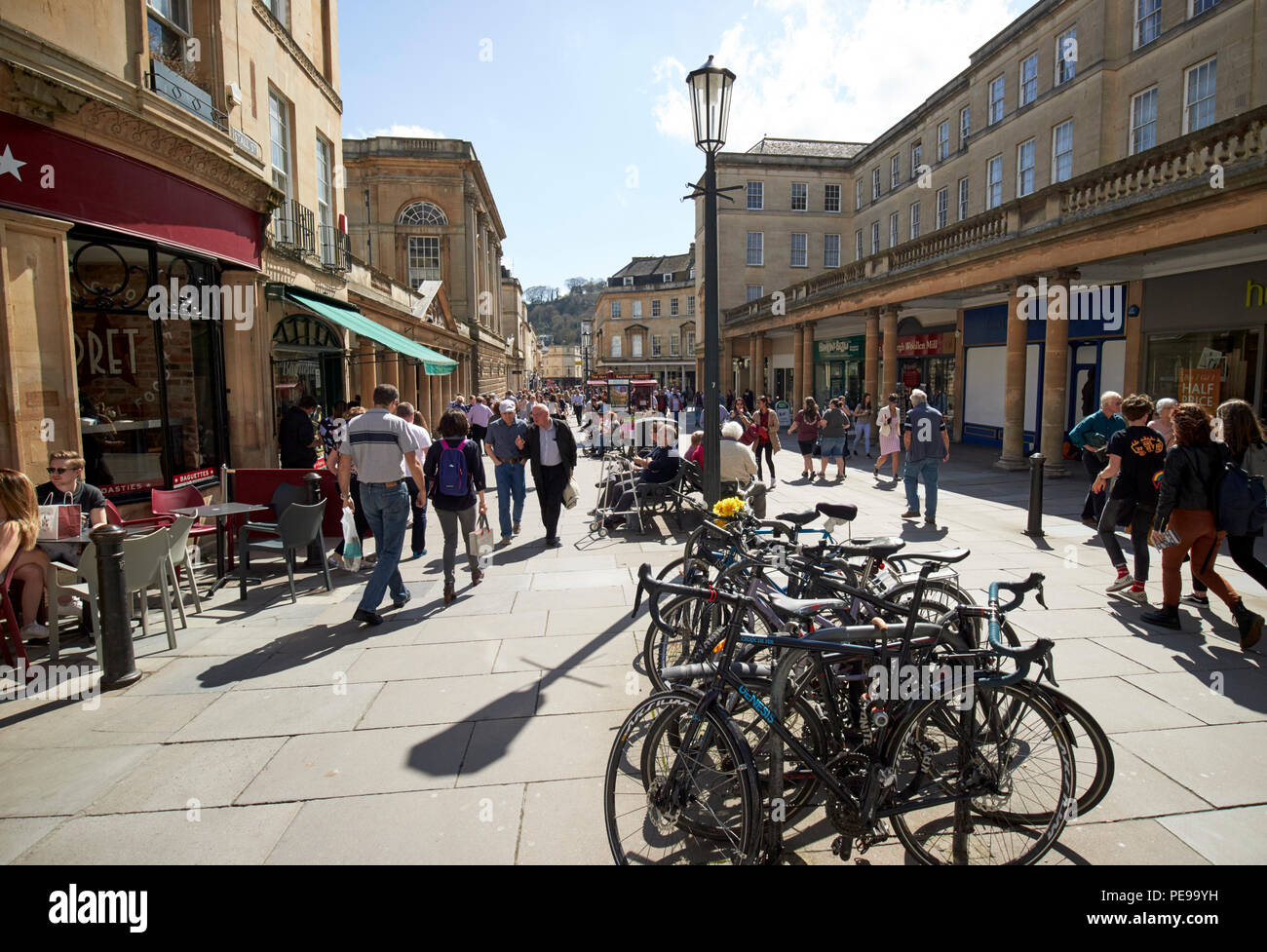 Bike Park auf der belebten Straße Einkaufsstraße in der Innenstadt von Bath England Großbritannien Stockfoto