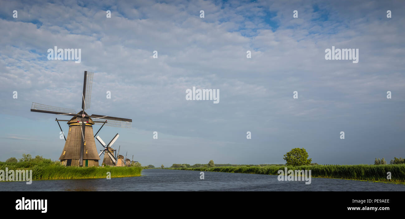 Traditionelle holländische Windmühlen in der Kinderdijk, Holland. Stockfoto