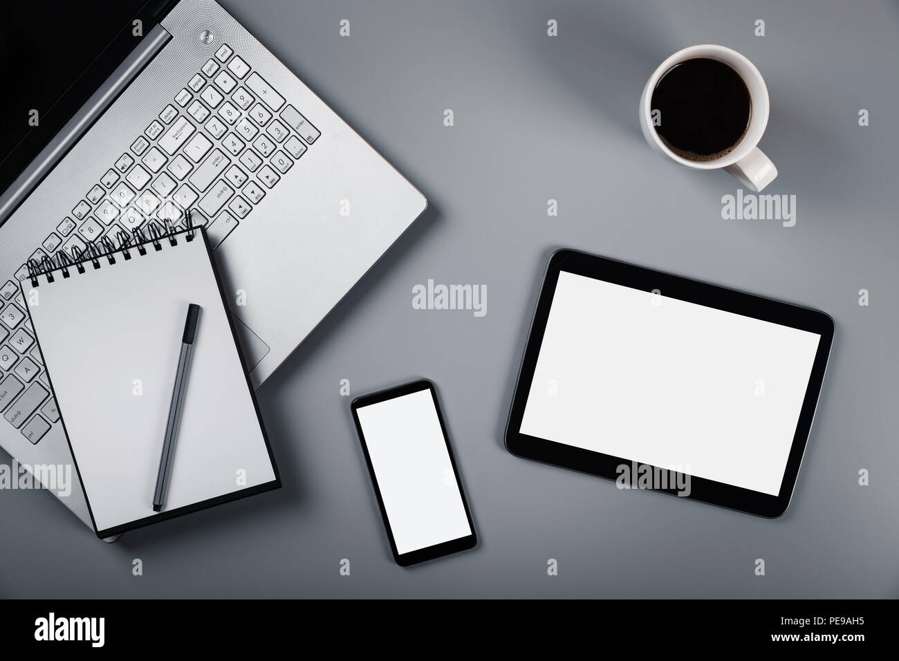 Mockup mit Laptop Telefon und digital Tablet auf grauem Hintergrund. top View Stockfoto